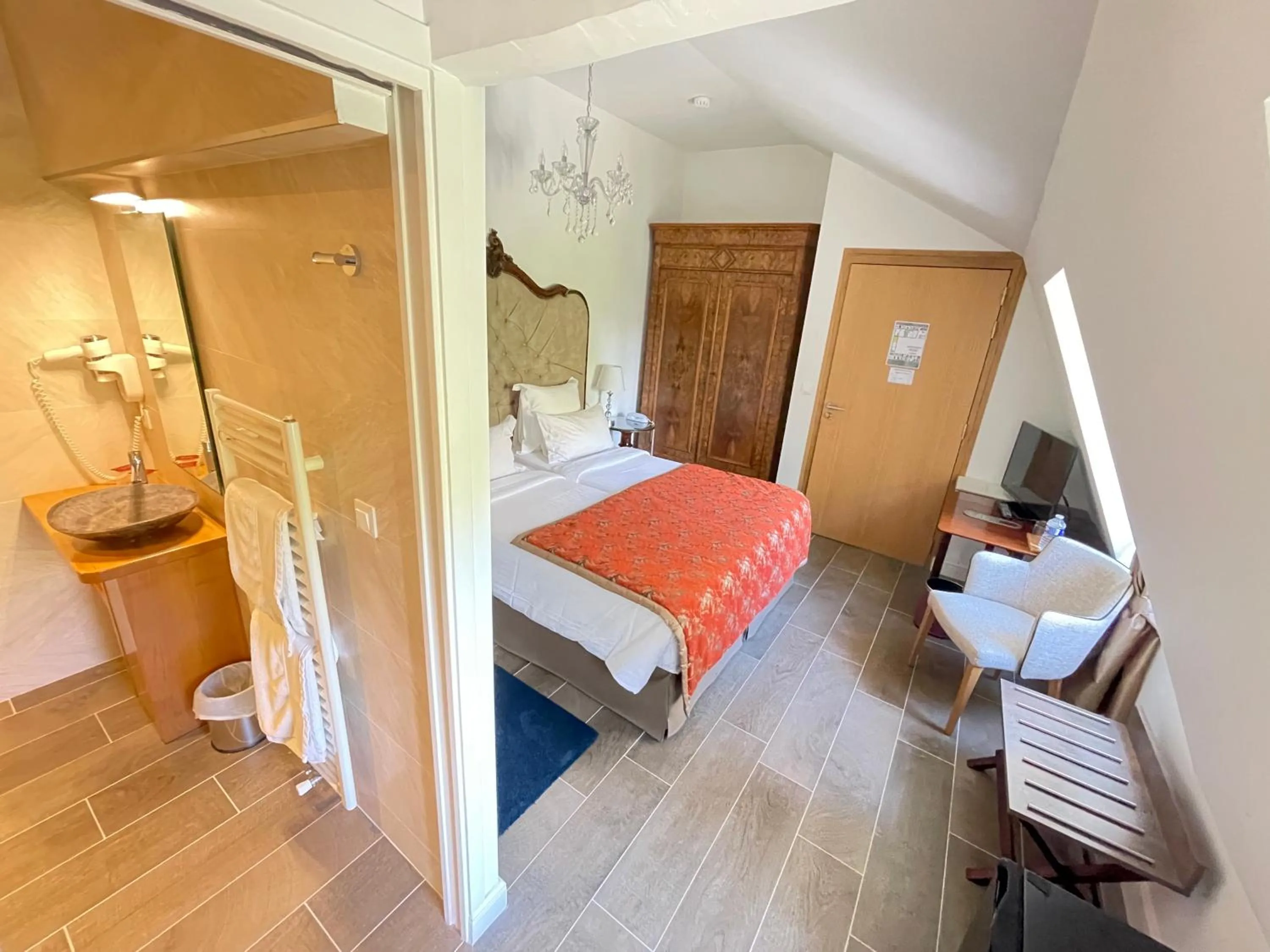 Shower, Bed in Hôtel Victor Hugo