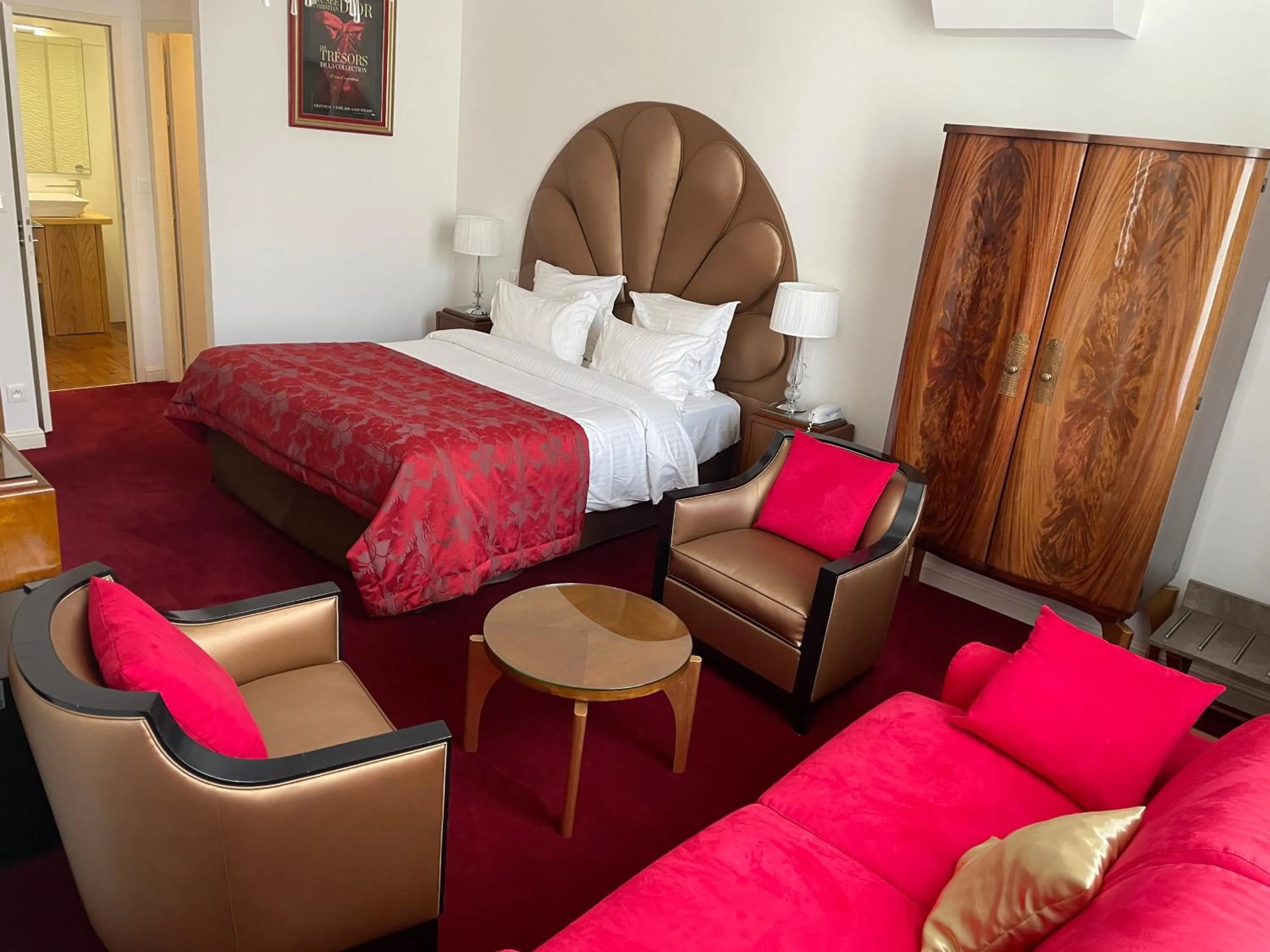 Property building, Bed in Hôtel Victor Hugo