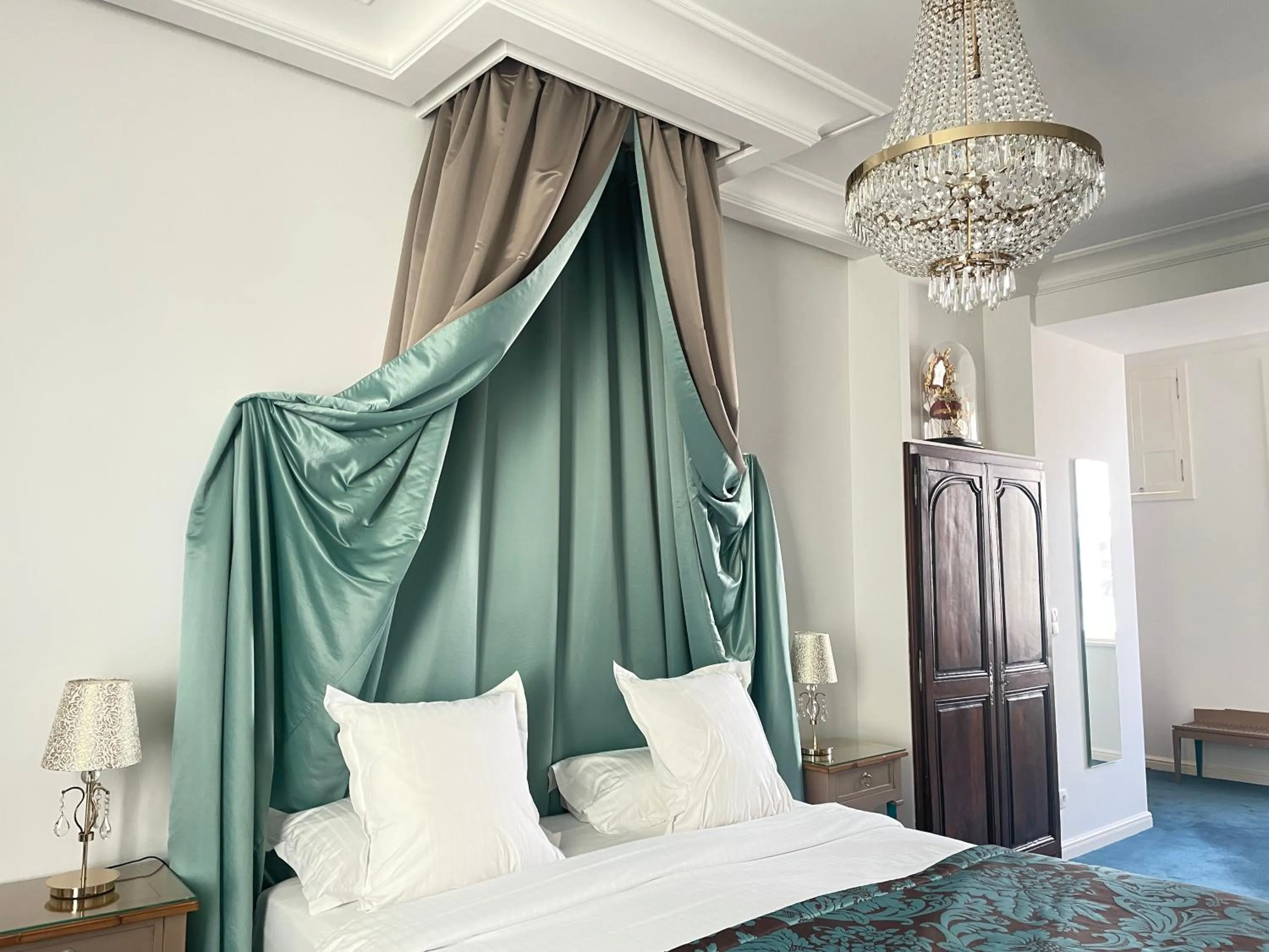 Bed in Hôtel Victor Hugo