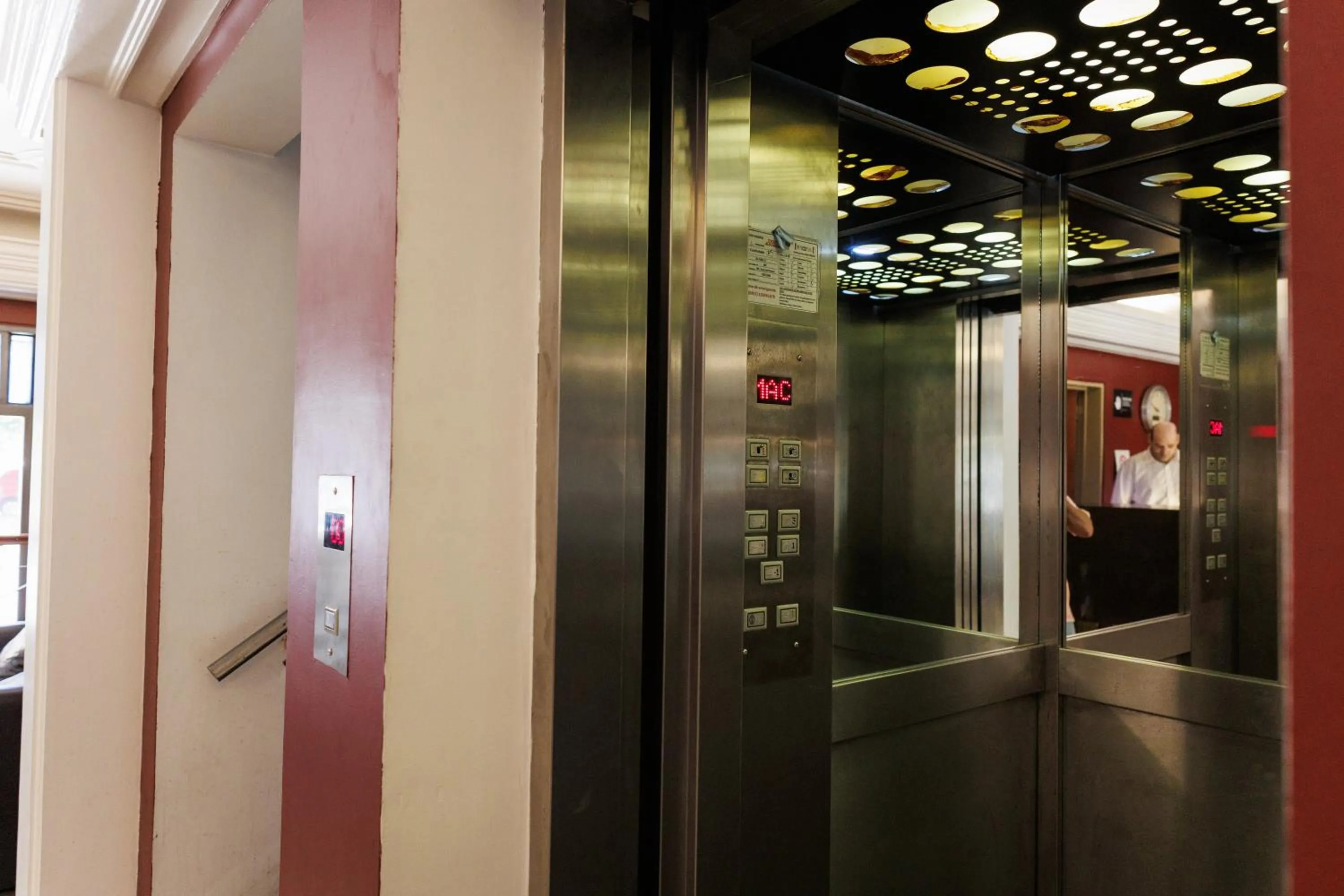 elevator in Hotel Petit Cordoba