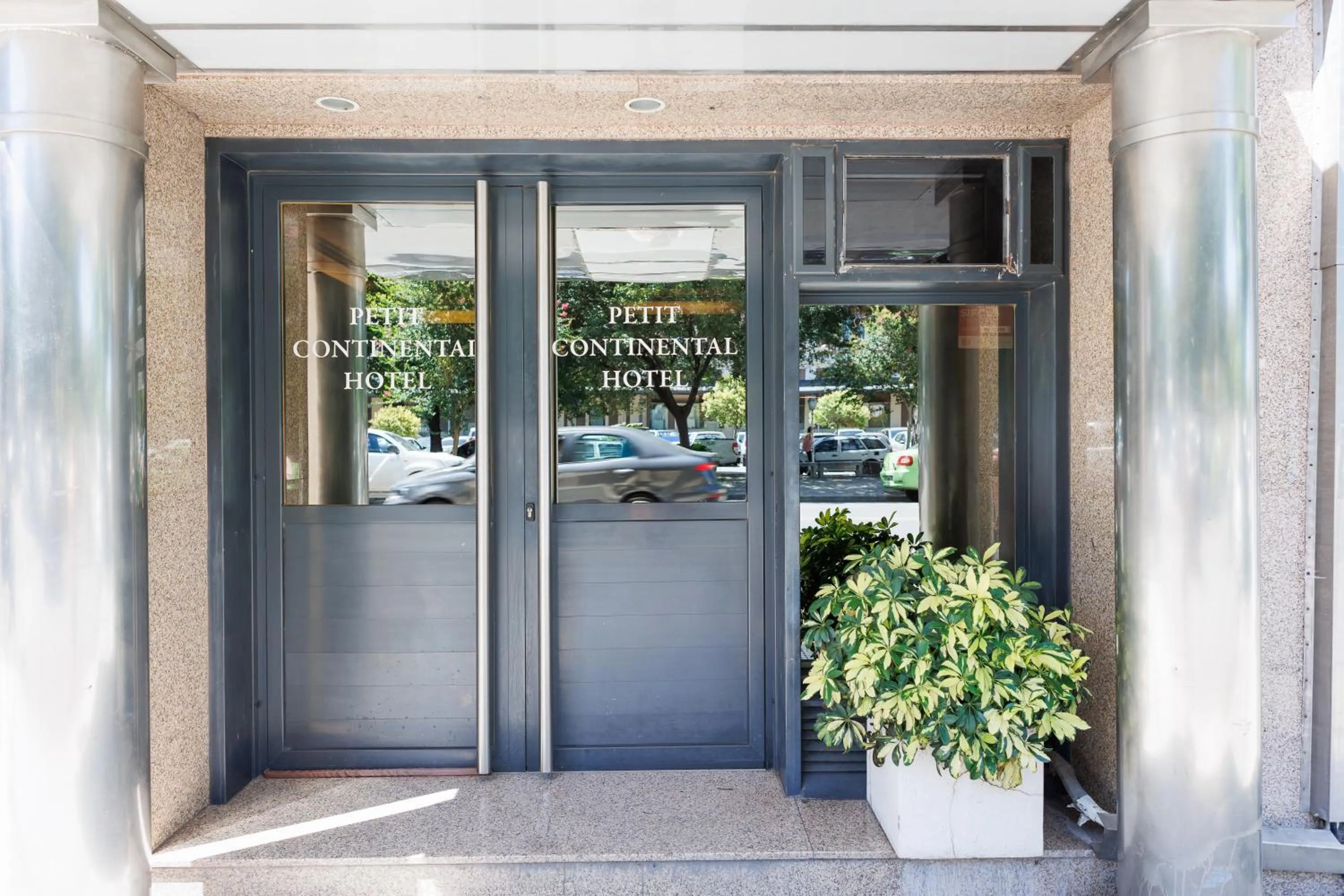 Facade/entrance in Hotel Petit Cordoba