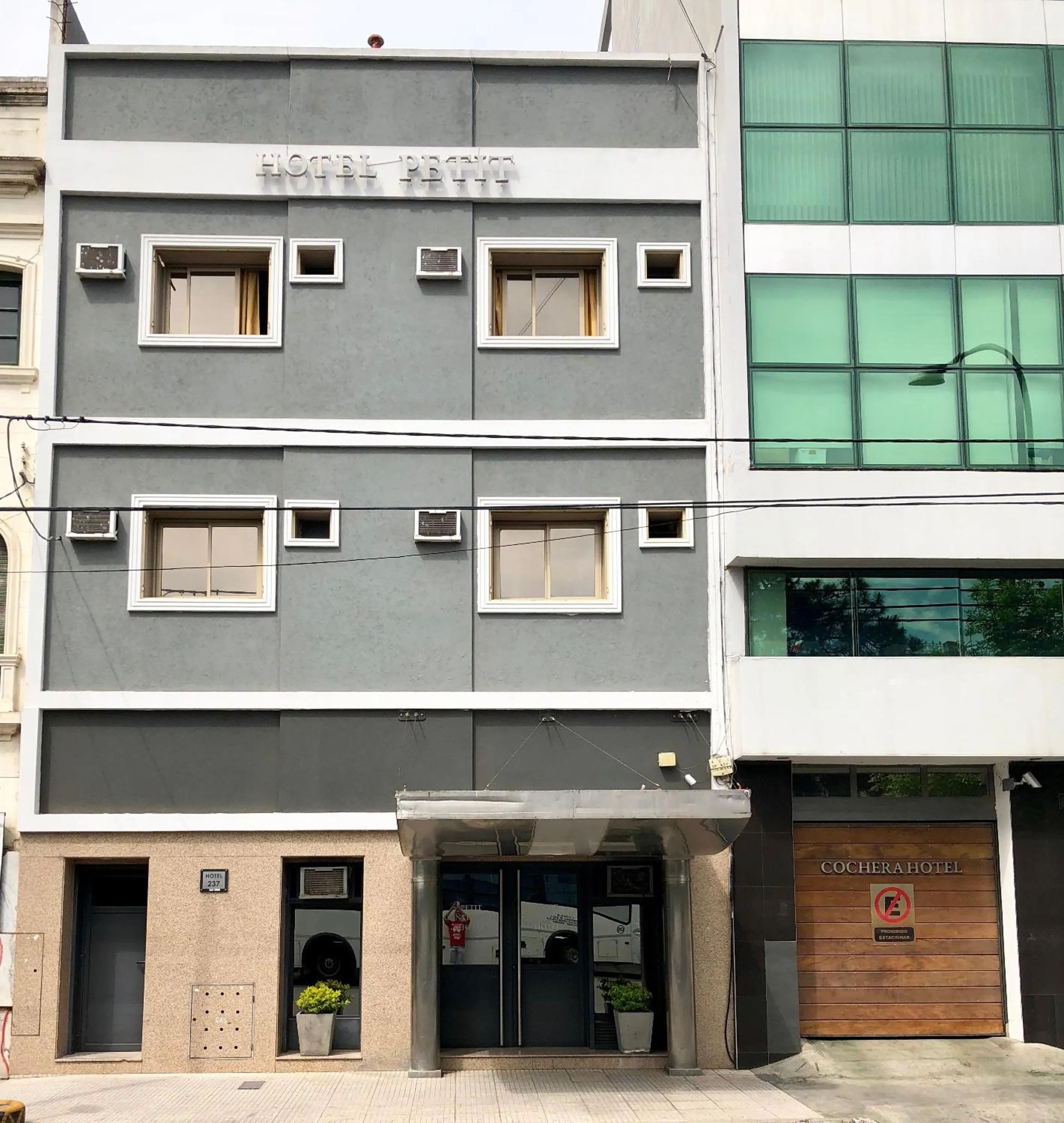 Property building in Hotel Petit Cordoba