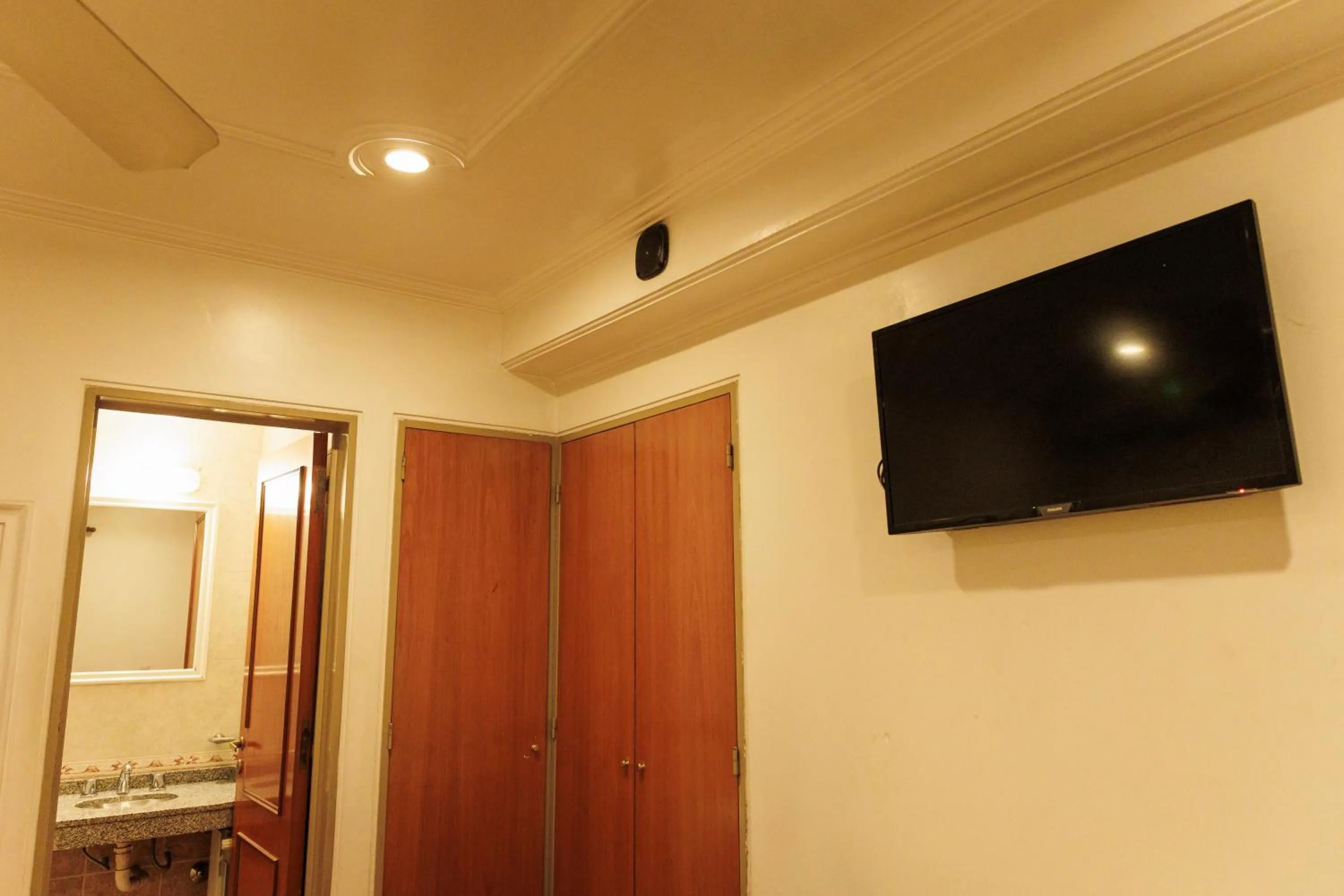 TV and multimedia in Hotel Petit Cordoba