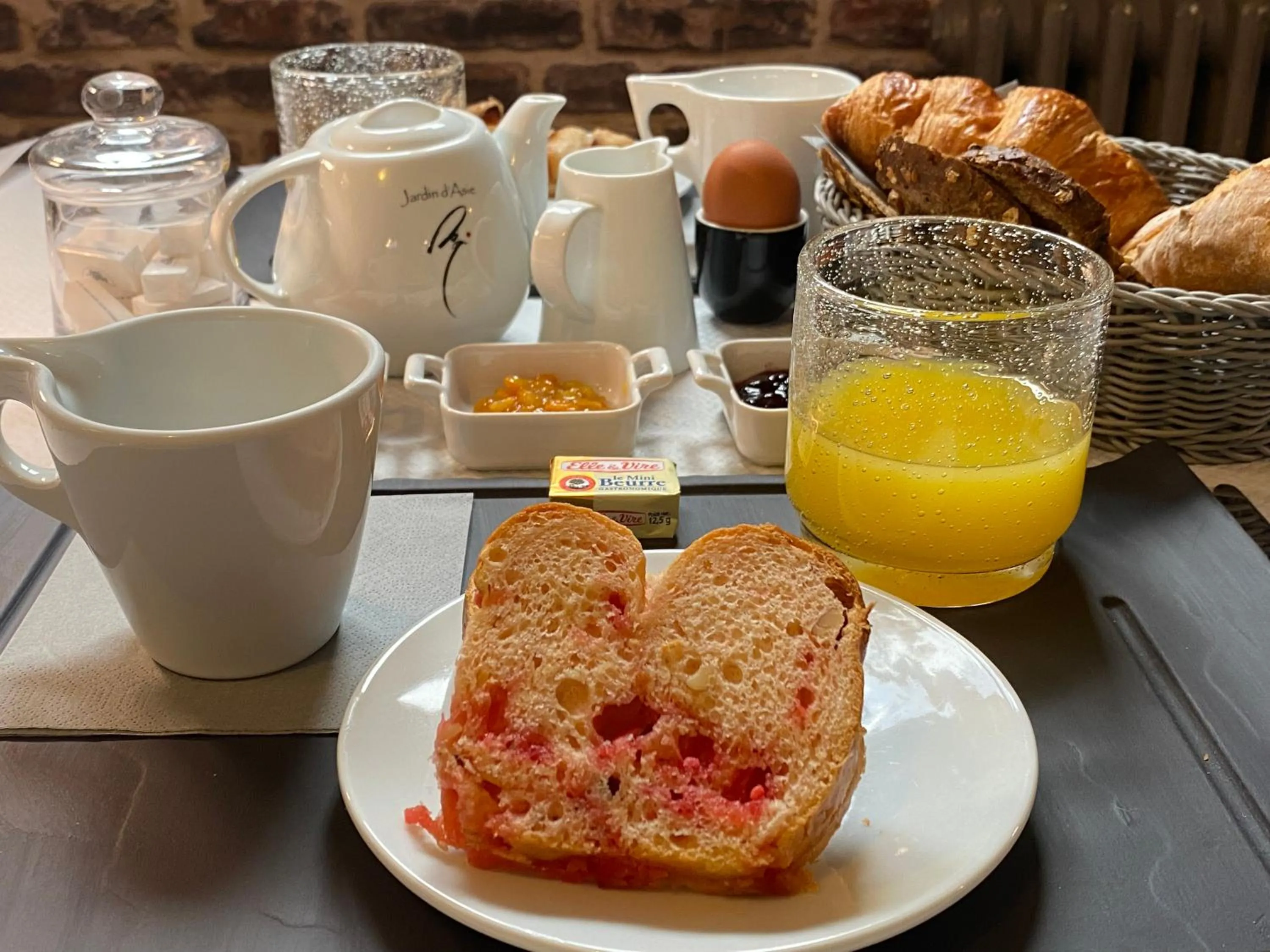 Continental breakfast in Hôtel de charme Equinoxe