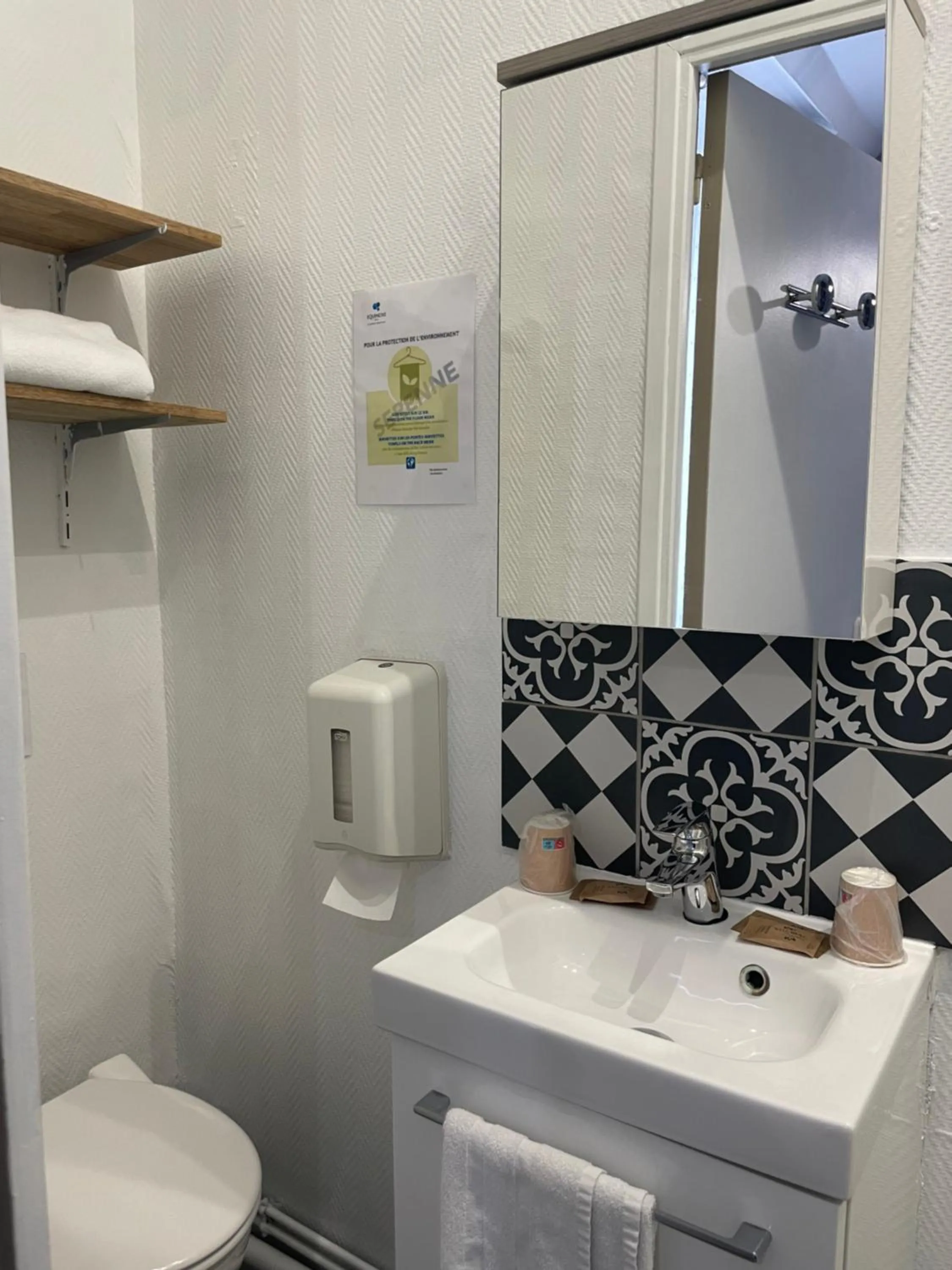 Toilet in Hôtel de charme Equinoxe