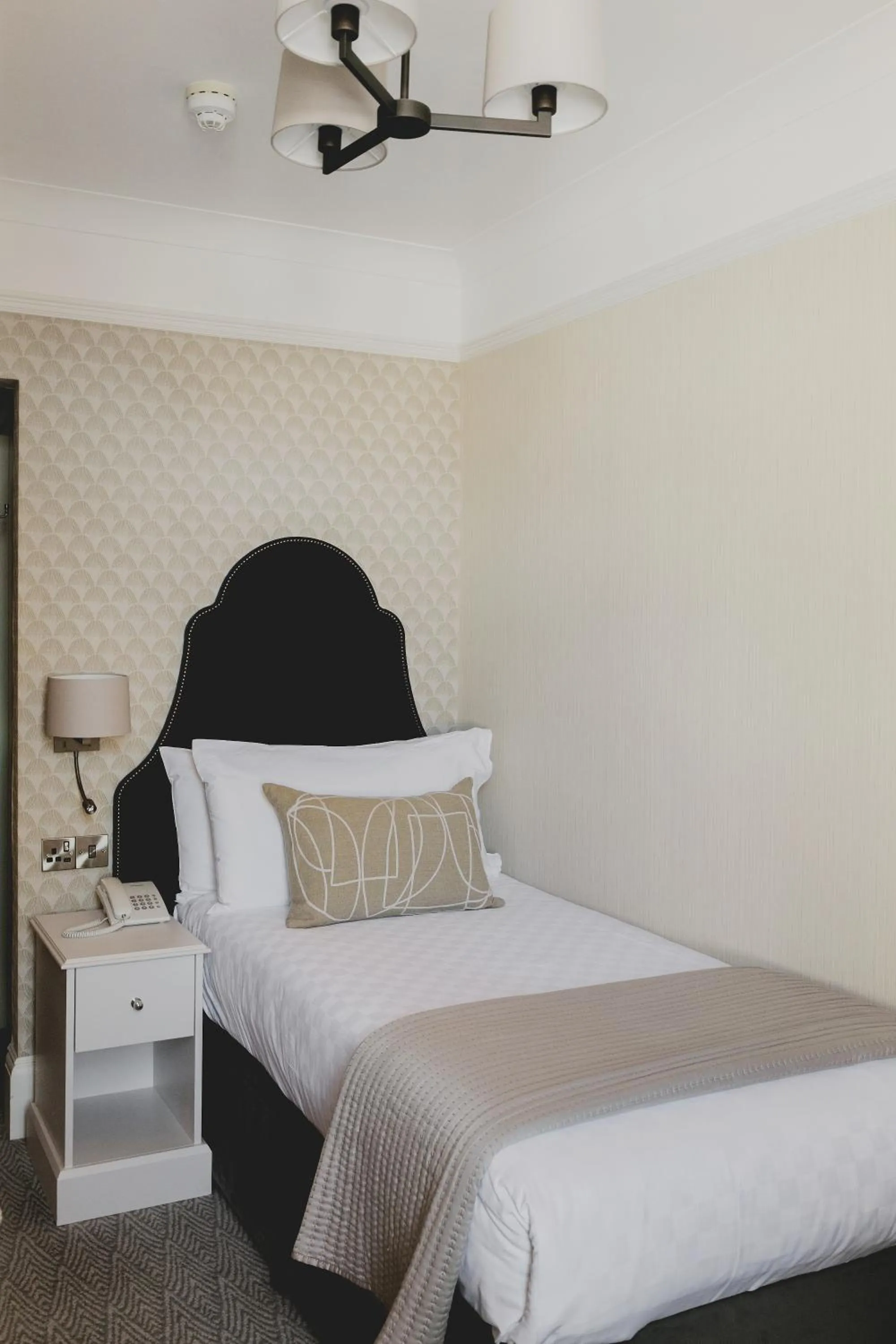 Photo of the whole room, Bed in The Queens Hotel