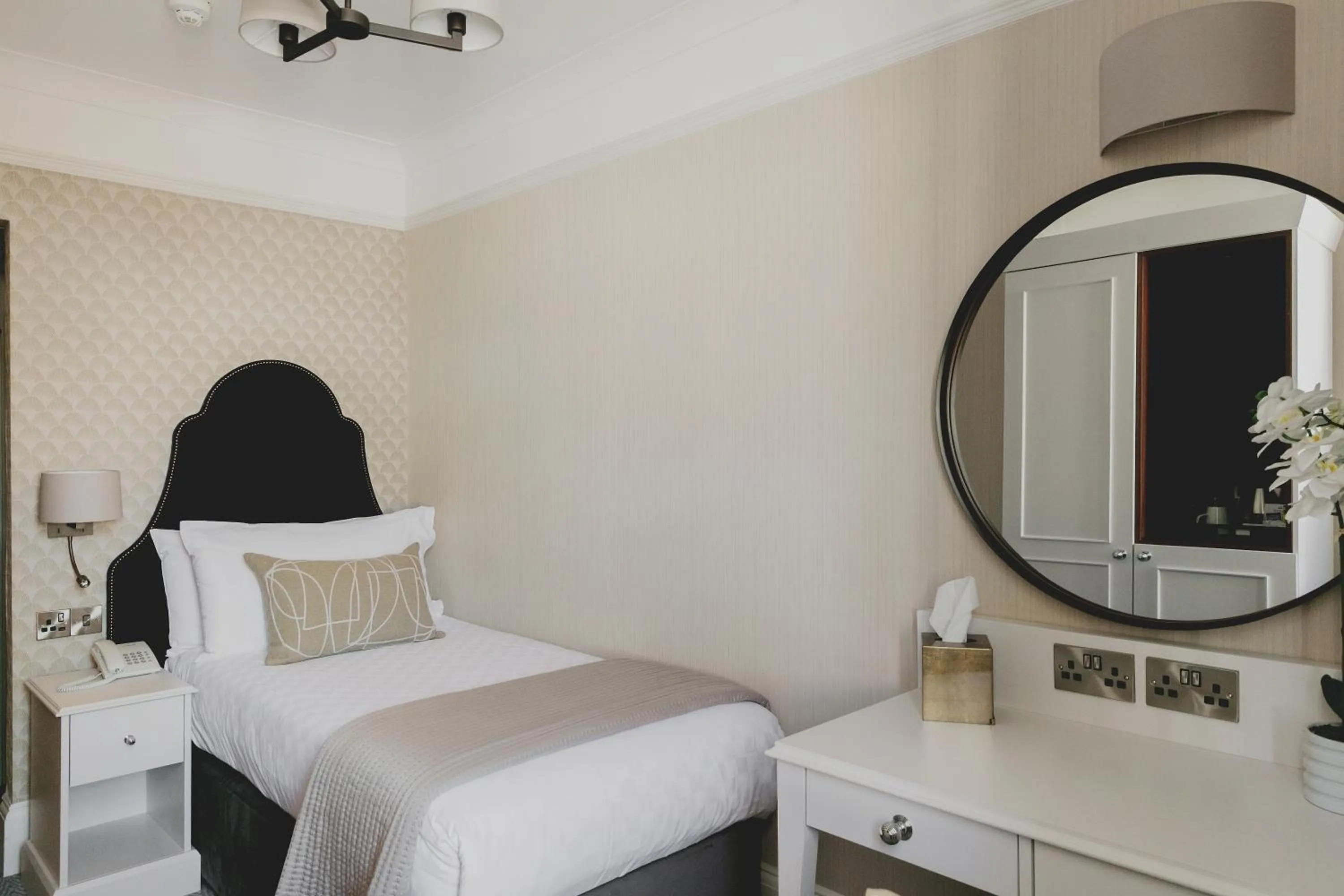 Photo of the whole room, Bed in The Queens Hotel