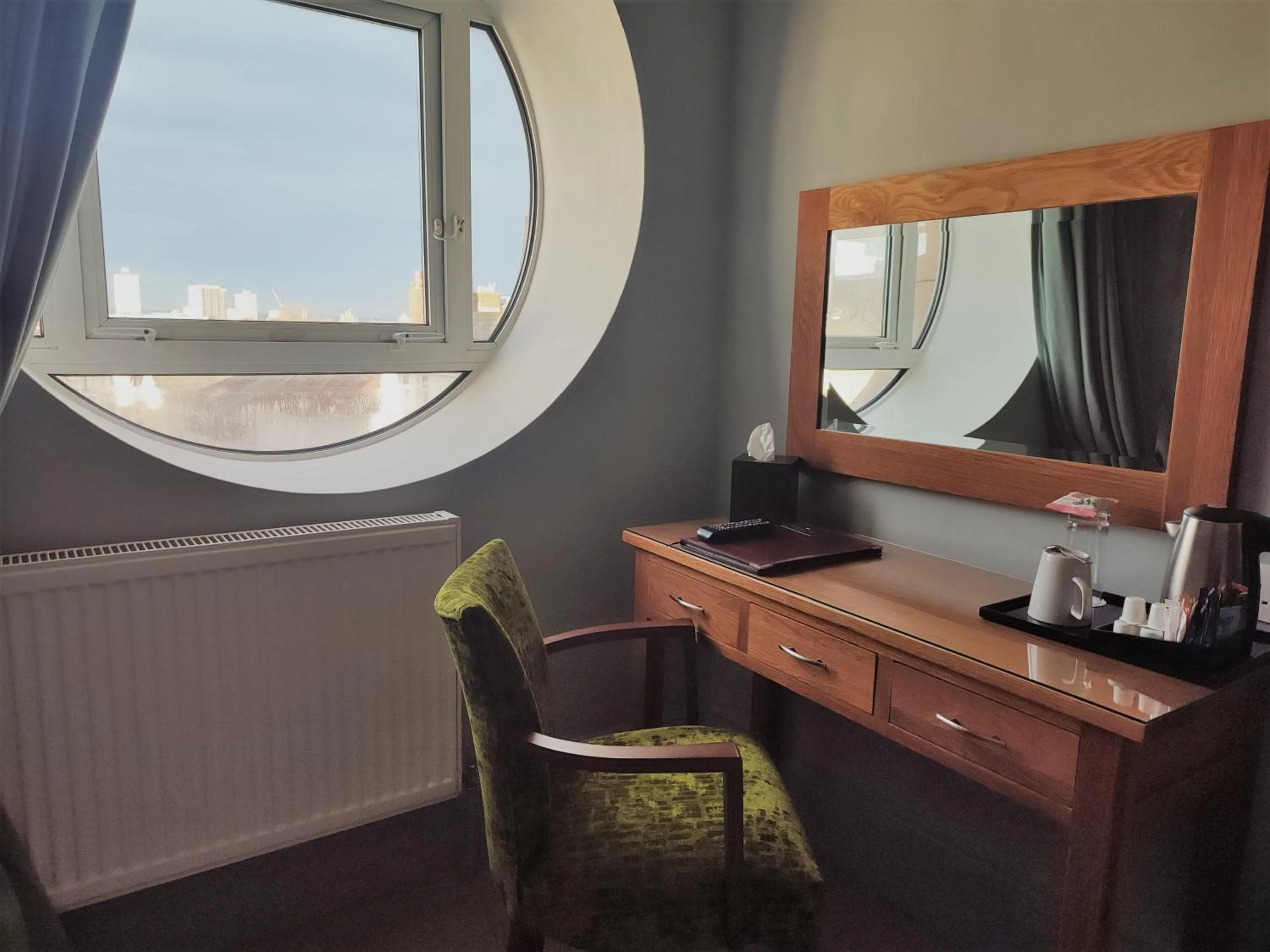 Coffee/tea facilities in The Queens Hotel