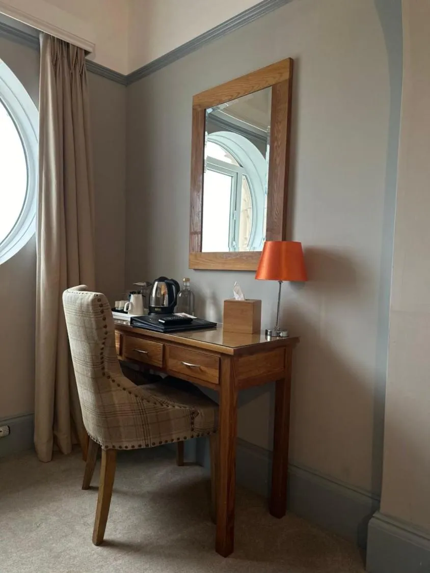 Coffee/tea facilities in The Queens Hotel