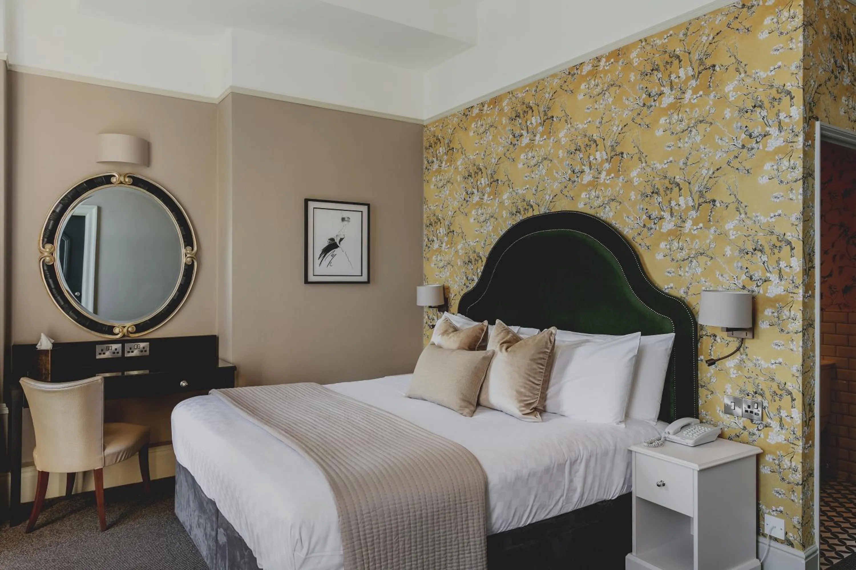 Photo of the whole room, Bed in The Queens Hotel