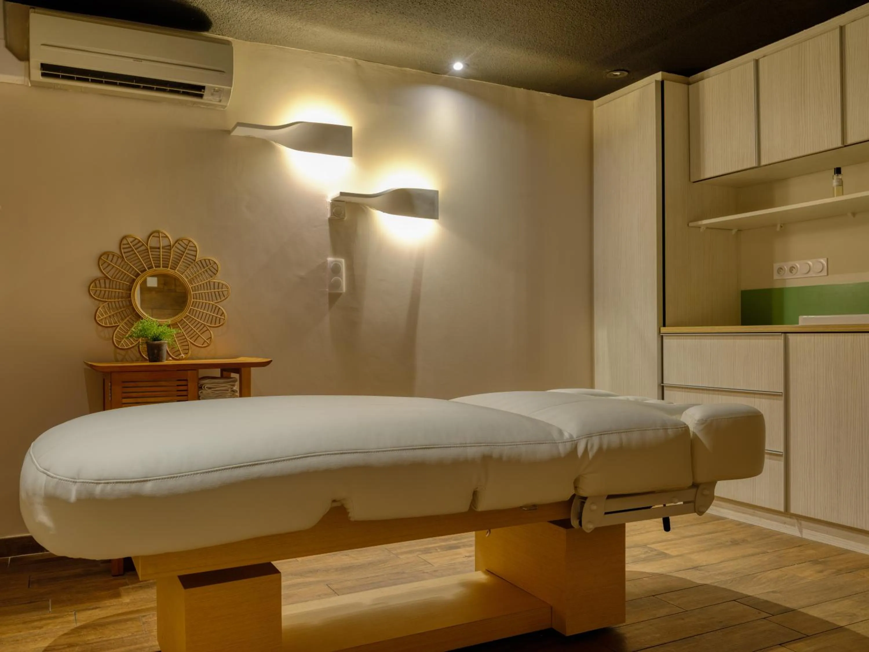 Massage in Logis Hôtel Domaine du Moulin Cavier - Restaurants & Spa