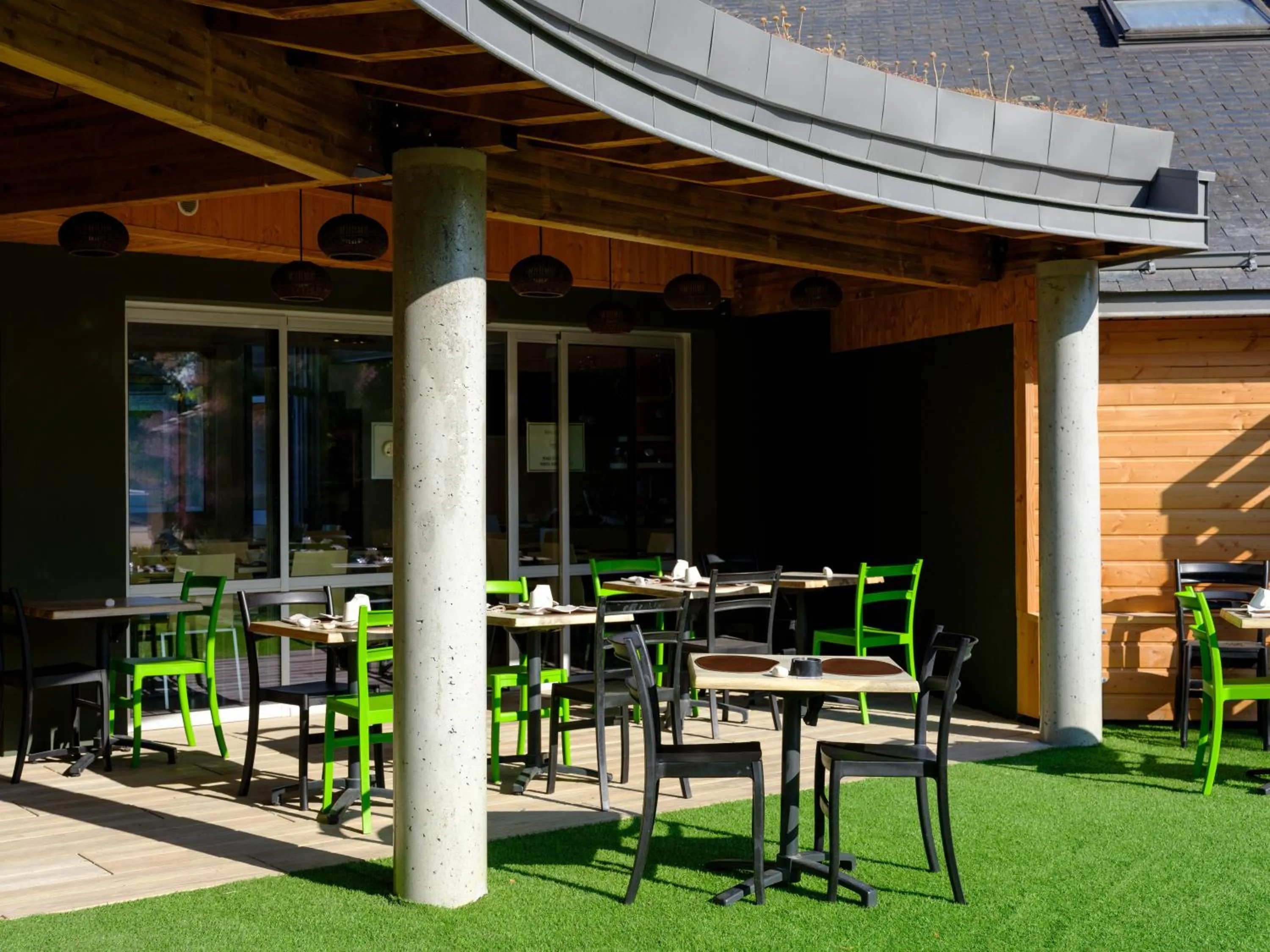 Patio in Logis Hôtel Domaine du Moulin Cavier - Restaurants & Spa