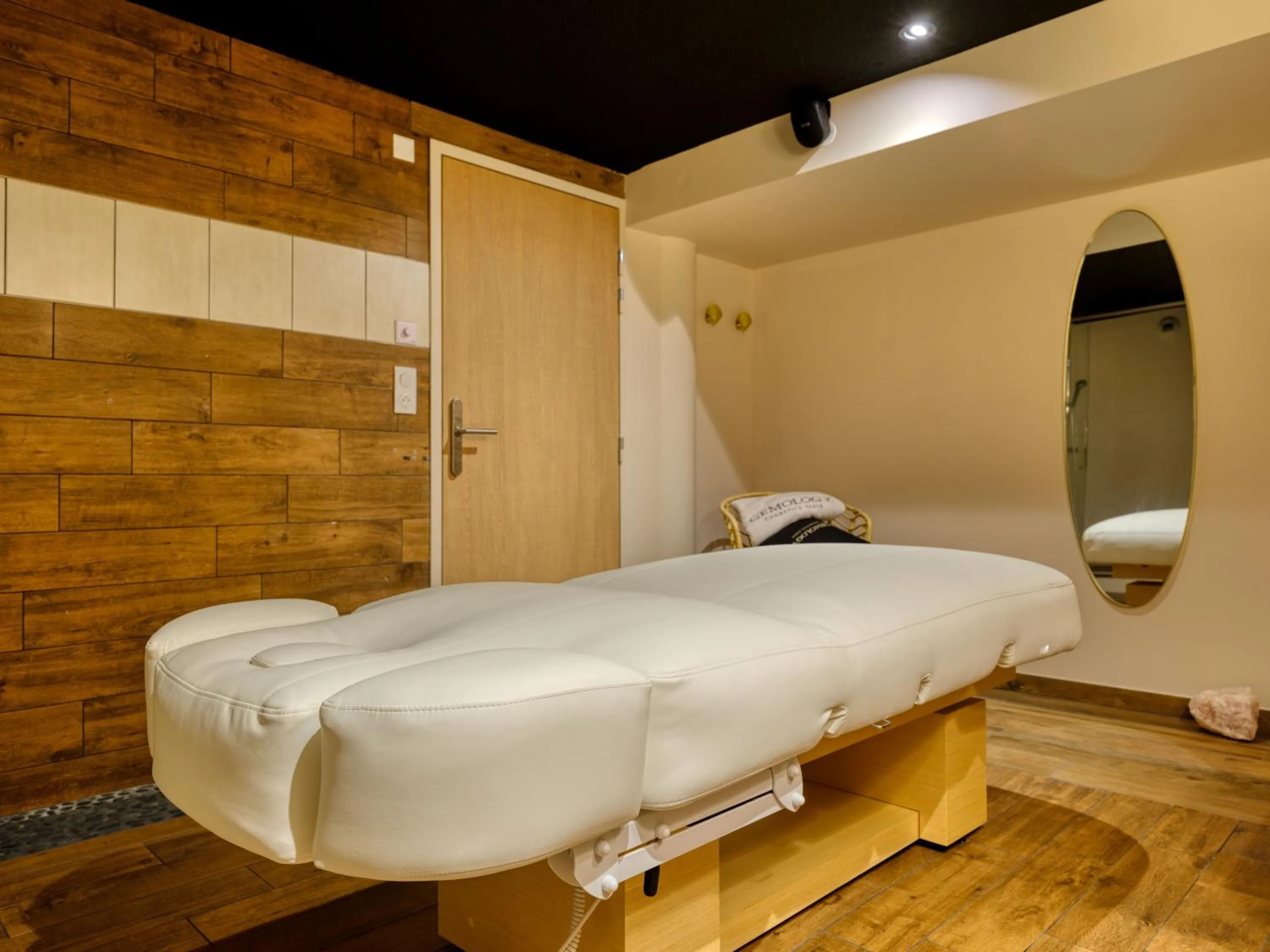 Massage in Logis Hôtel Domaine du Moulin Cavier - Restaurants & Spa