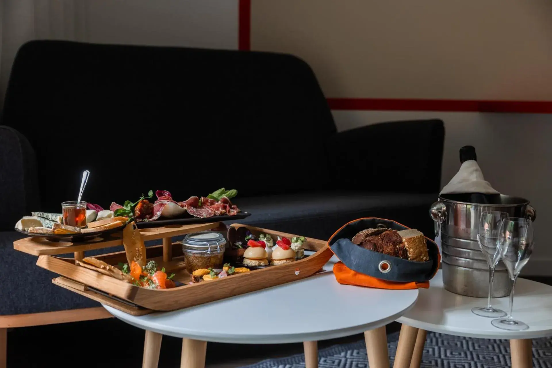 Living room in Logis Hôtel Domaine du Moulin Cavier - Restaurants & Spa Living room in Logis Hôtel Domaine du Moulin Cavier - Restaurants & Spa