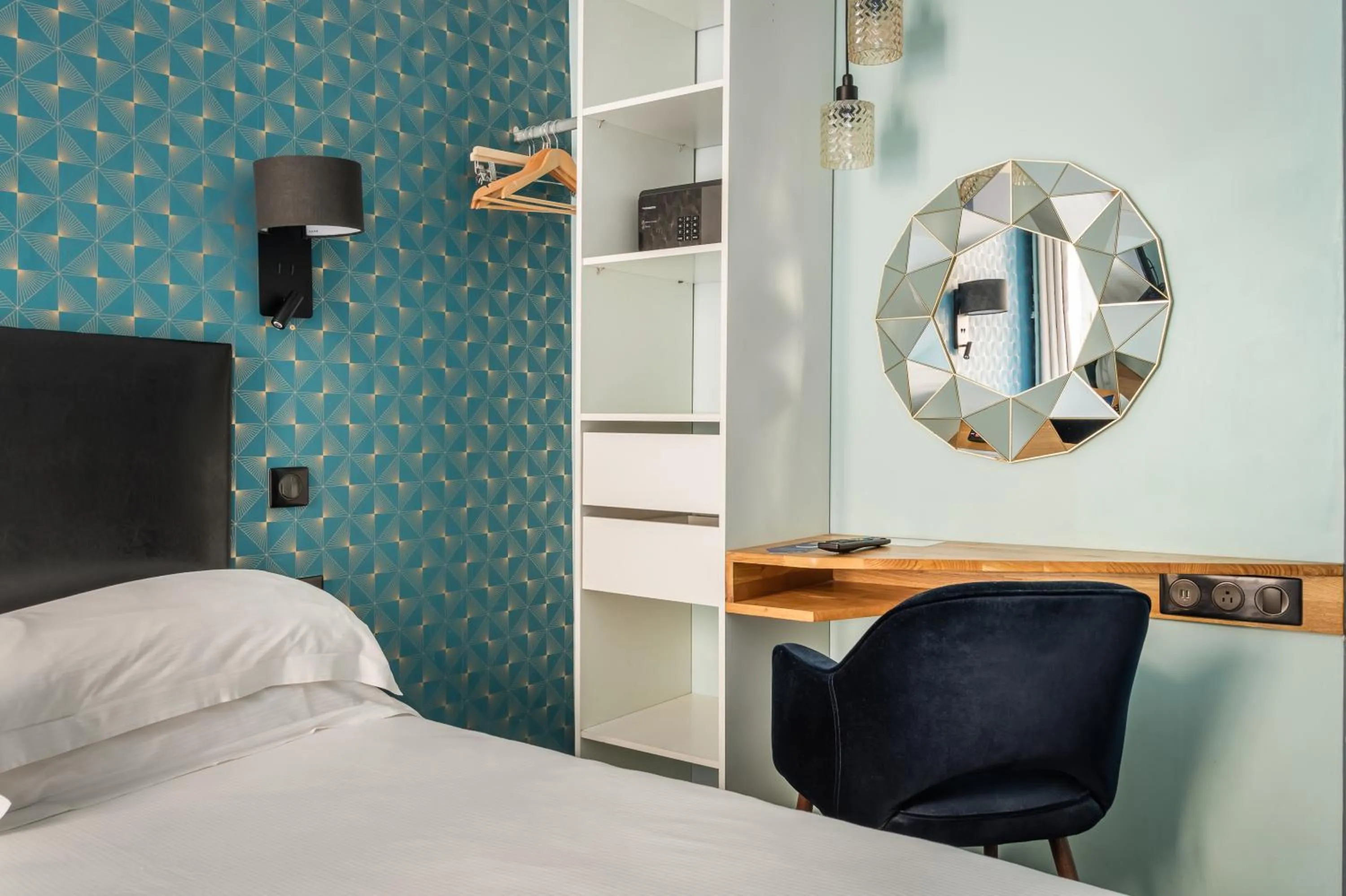 Bedroom, Bed in Hotel Elysée Etoile