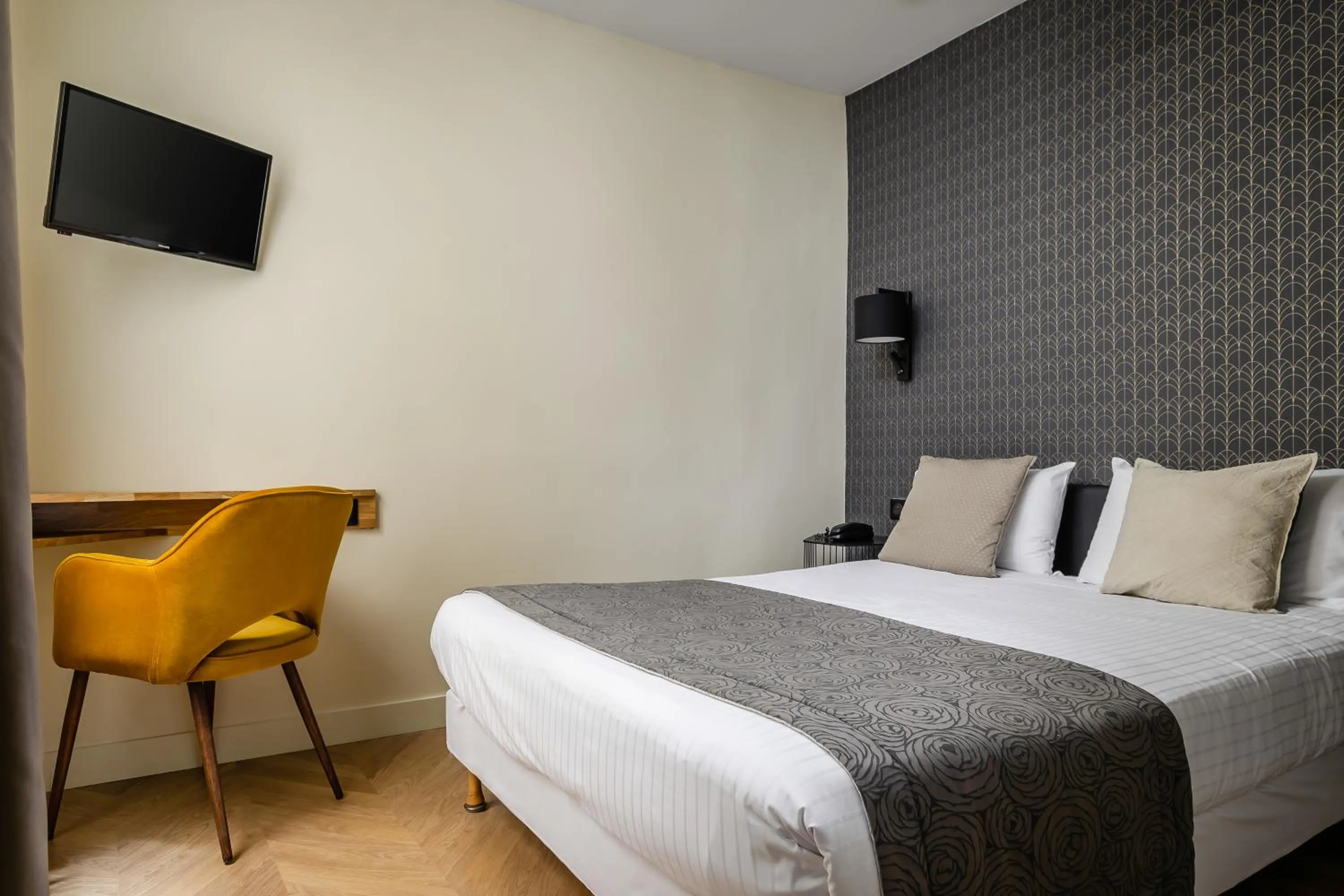 Photo of the whole room, Bed in Hotel Elysée Etoile