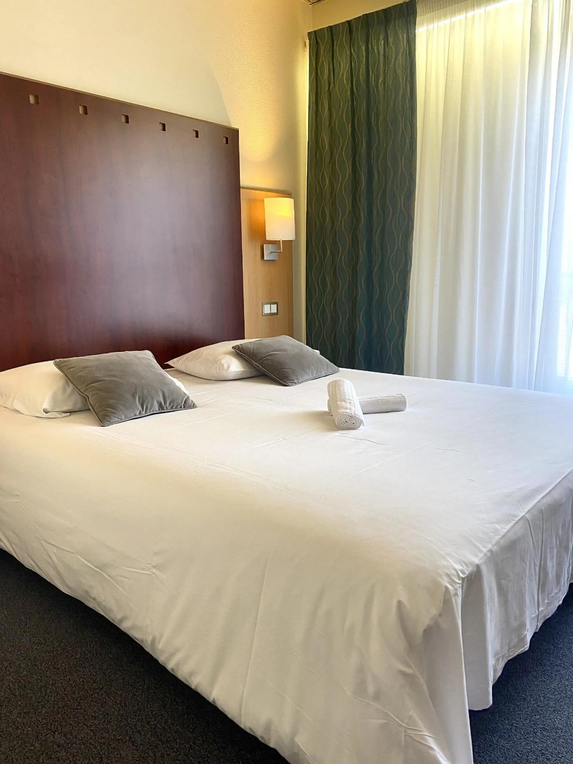 Bed in Logis Hôtel & Restaurant Le Cheval Blanc et Clovis