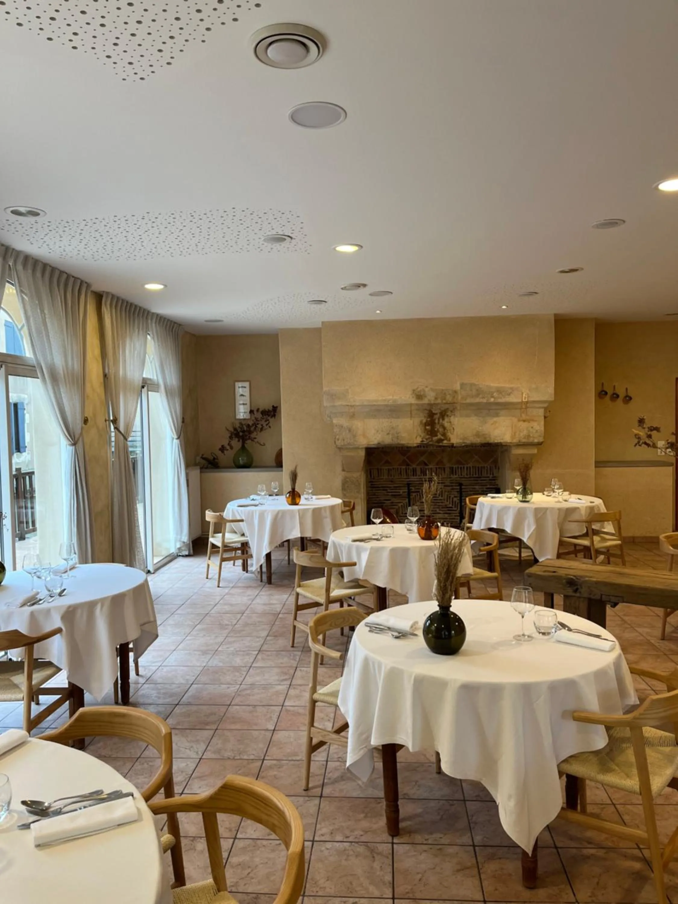 Restaurant/places to eat in Logis Hôtel & Restaurant Le Cheval Blanc et Clovis