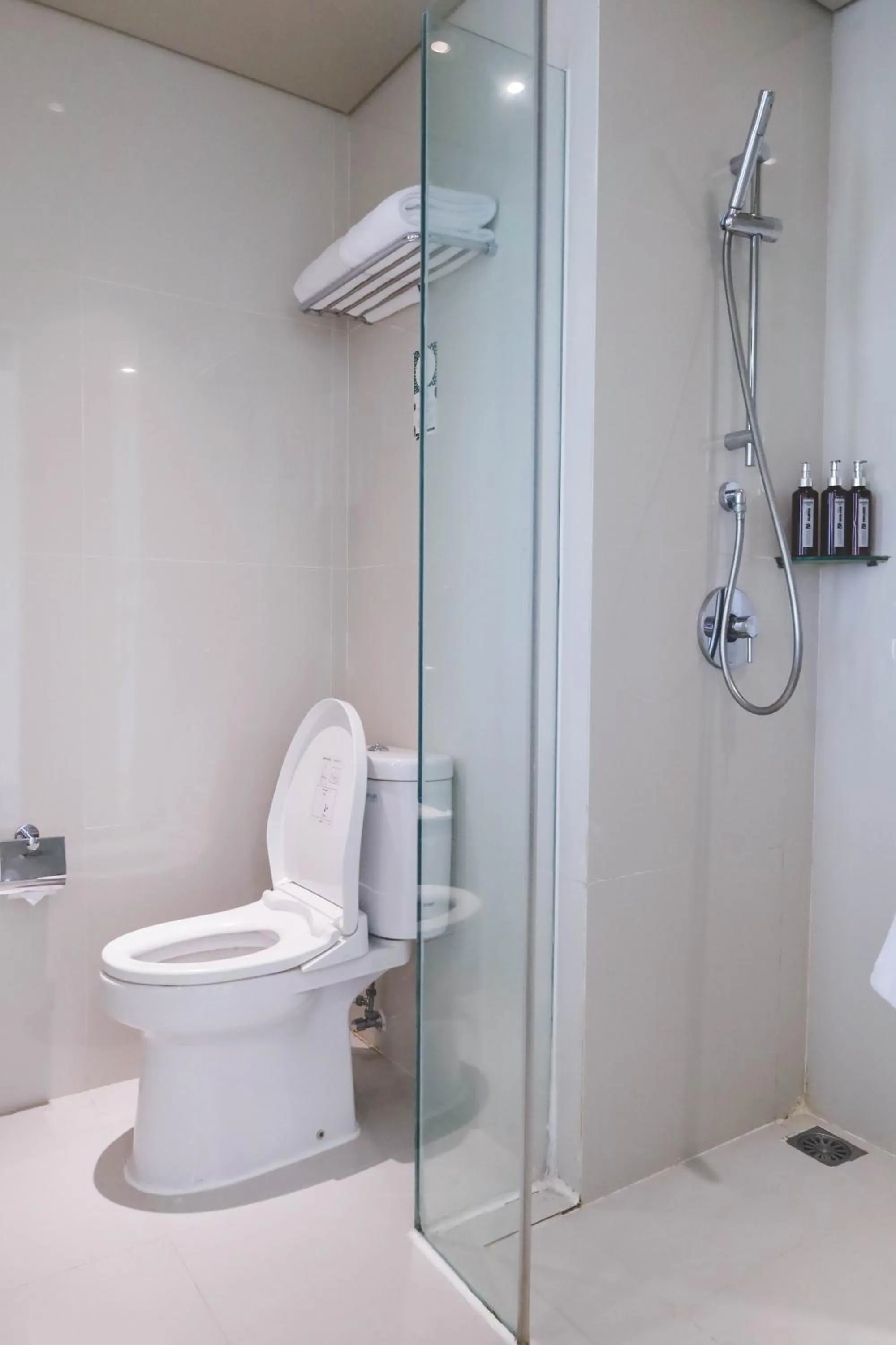 Shower in Tijili Hotel Benoa