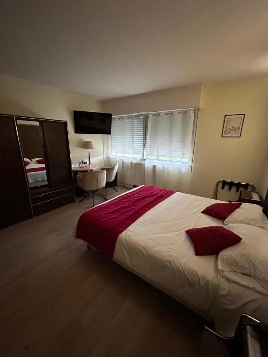 Photo of the whole room, Bed in Logis Hôtel restaurant Horizon 117