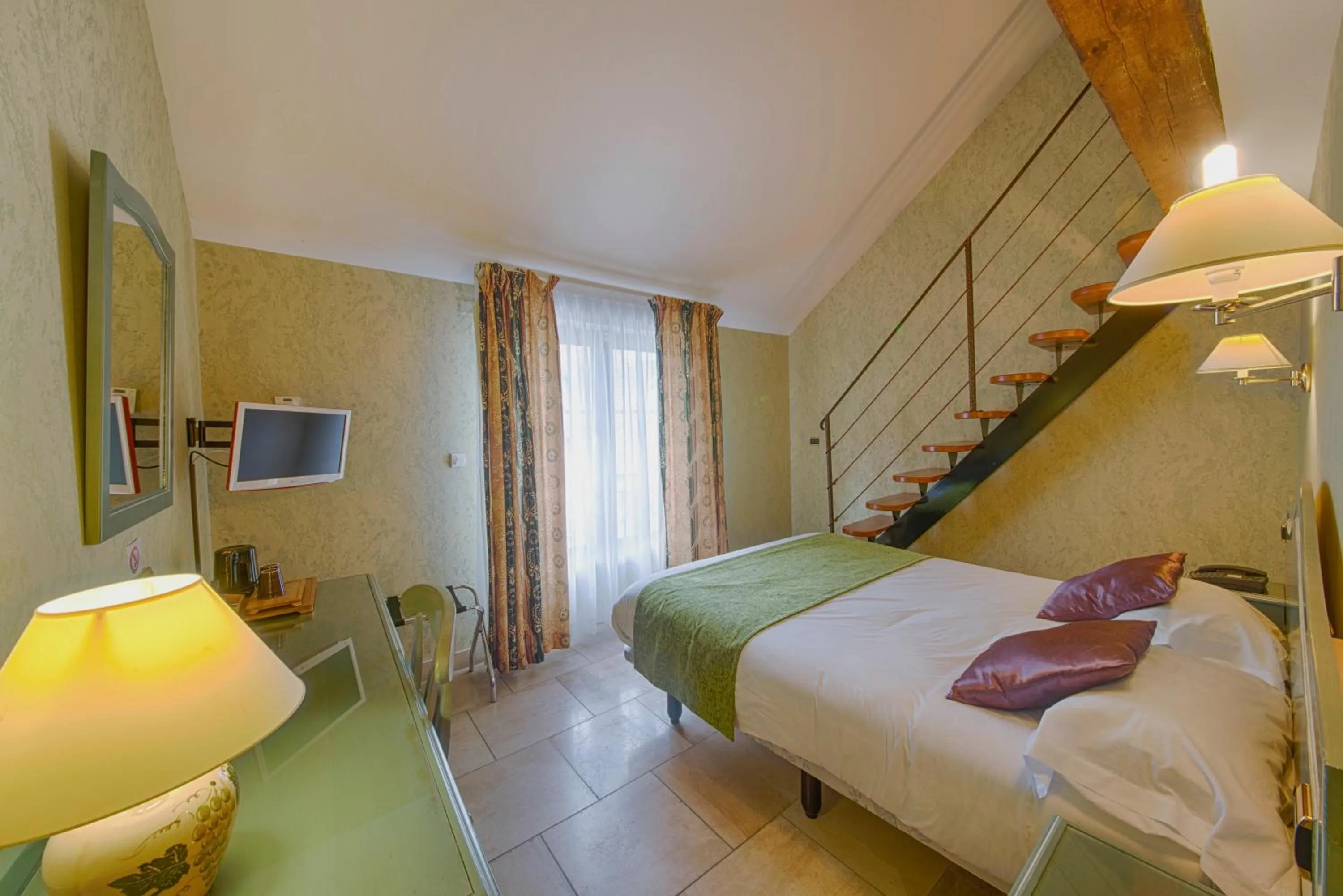 Photo of the whole room, Bed in Logis Le Tadorne