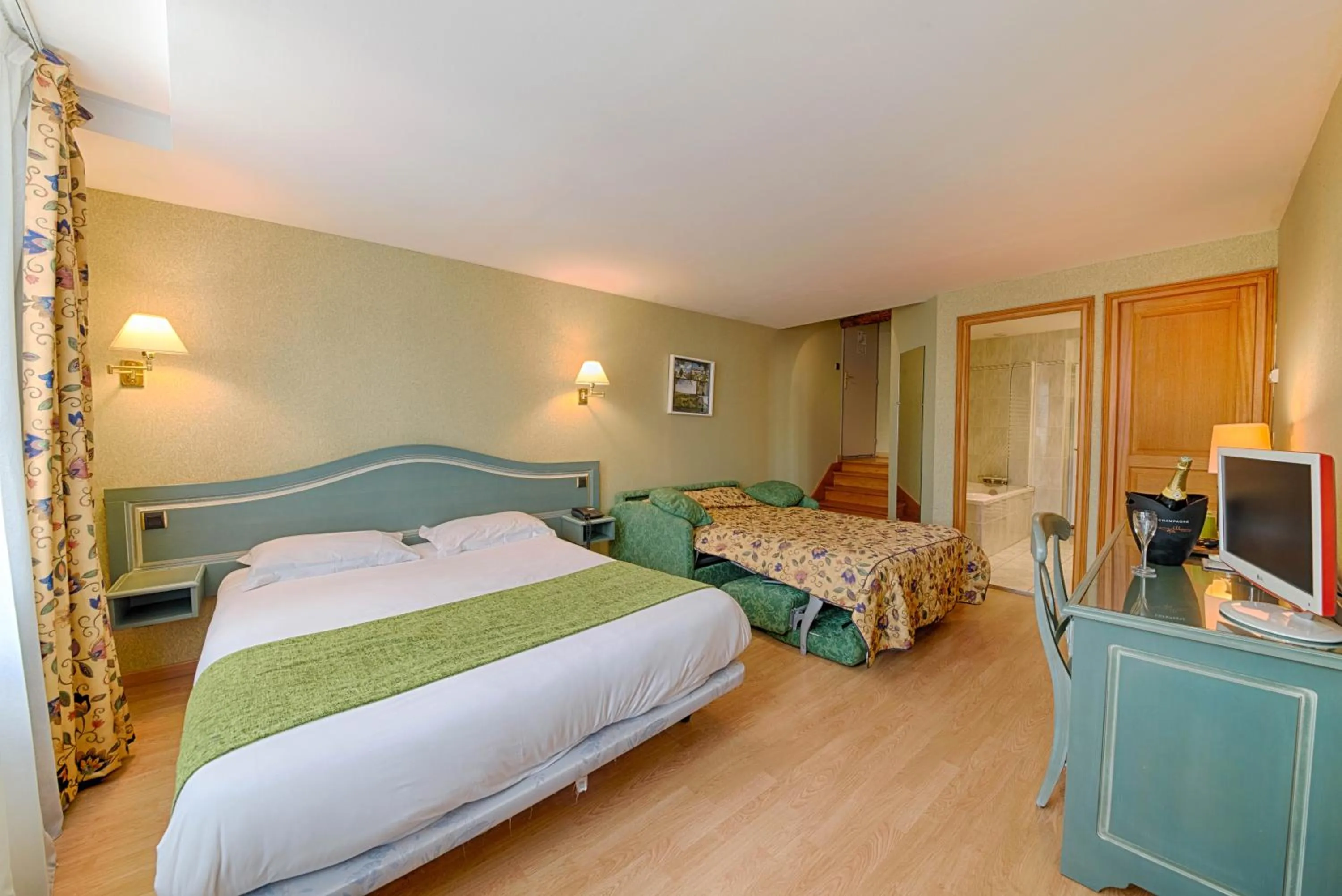 Photo of the whole room, Bed in Logis Le Tadorne