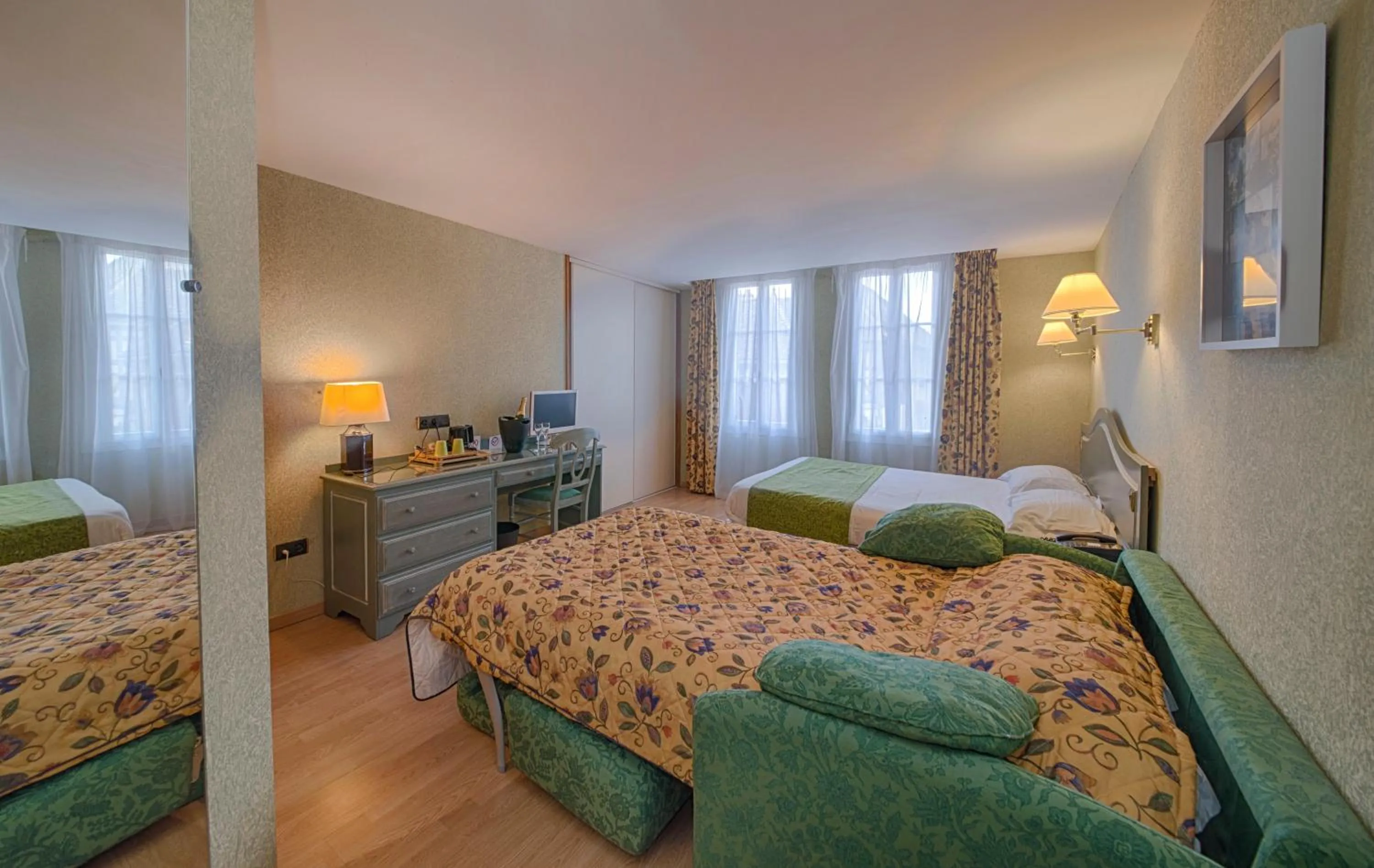 Photo of the whole room, Bed in Logis Le Tadorne