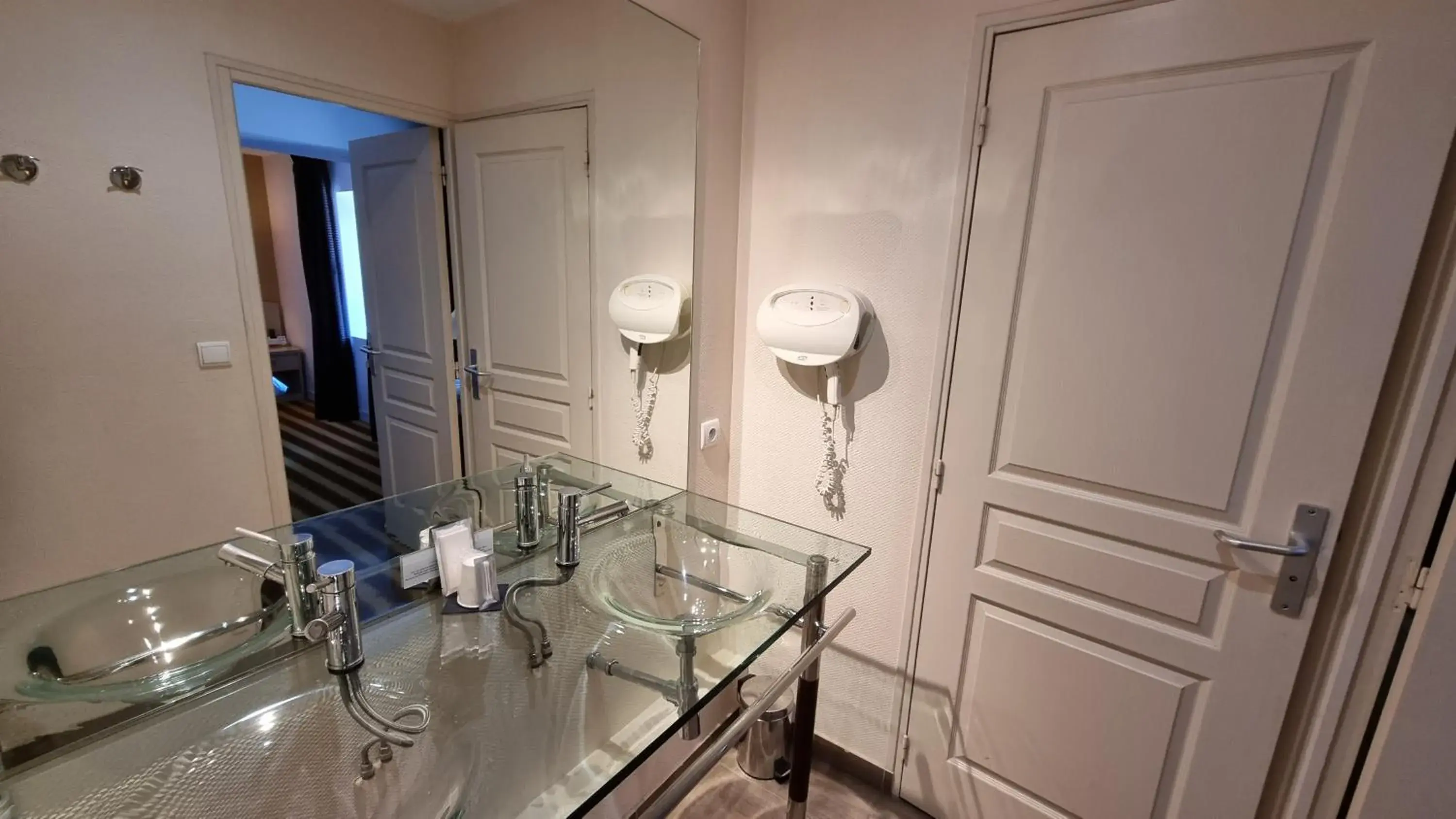 Quadruple Room with Shower in Logis L'Abreuvoir Quadruple Room with Shower in Logis L'Abreuvoir