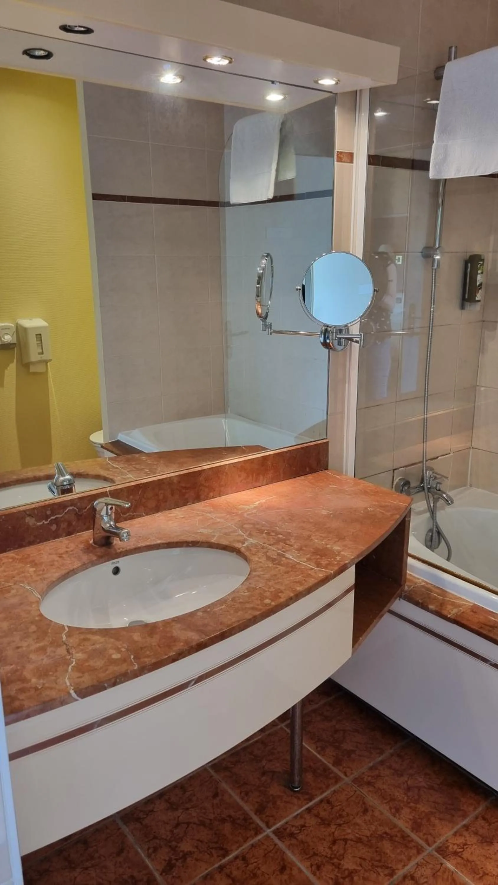 Bath in Logis L'Abreuvoir