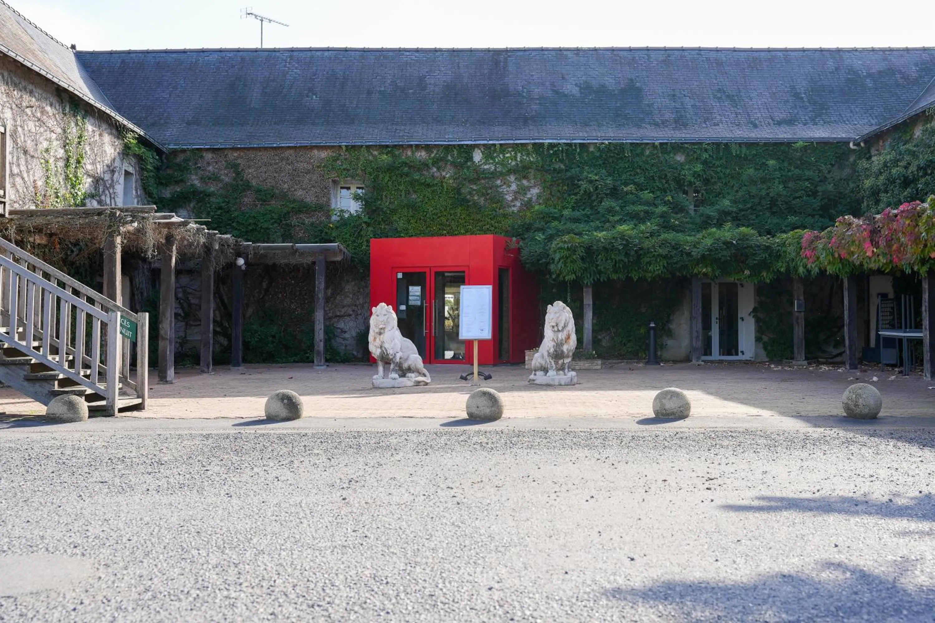 Facade/entrance in Logis L'Abreuvoir