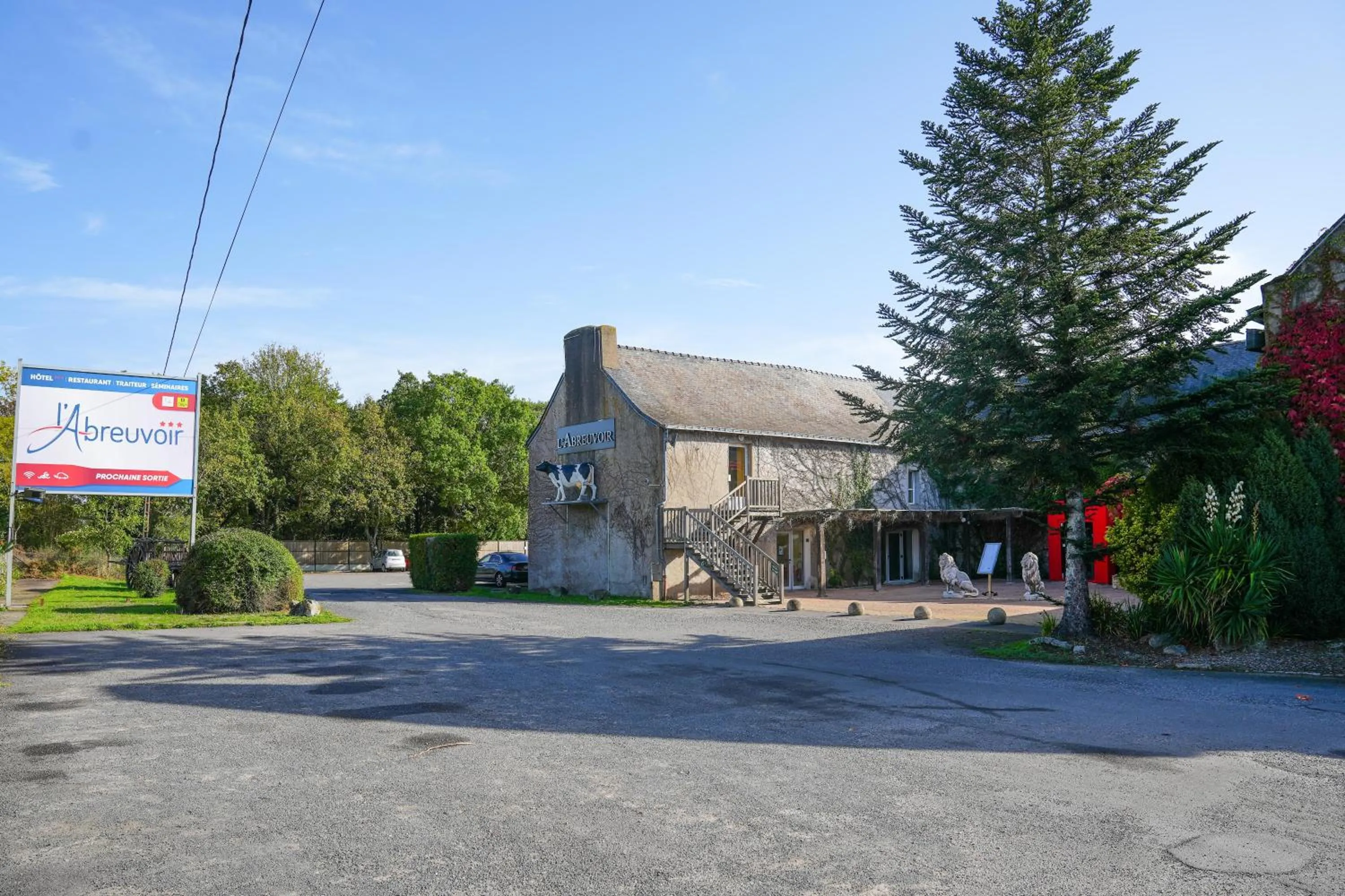 Facade/entrance in Logis L'Abreuvoir