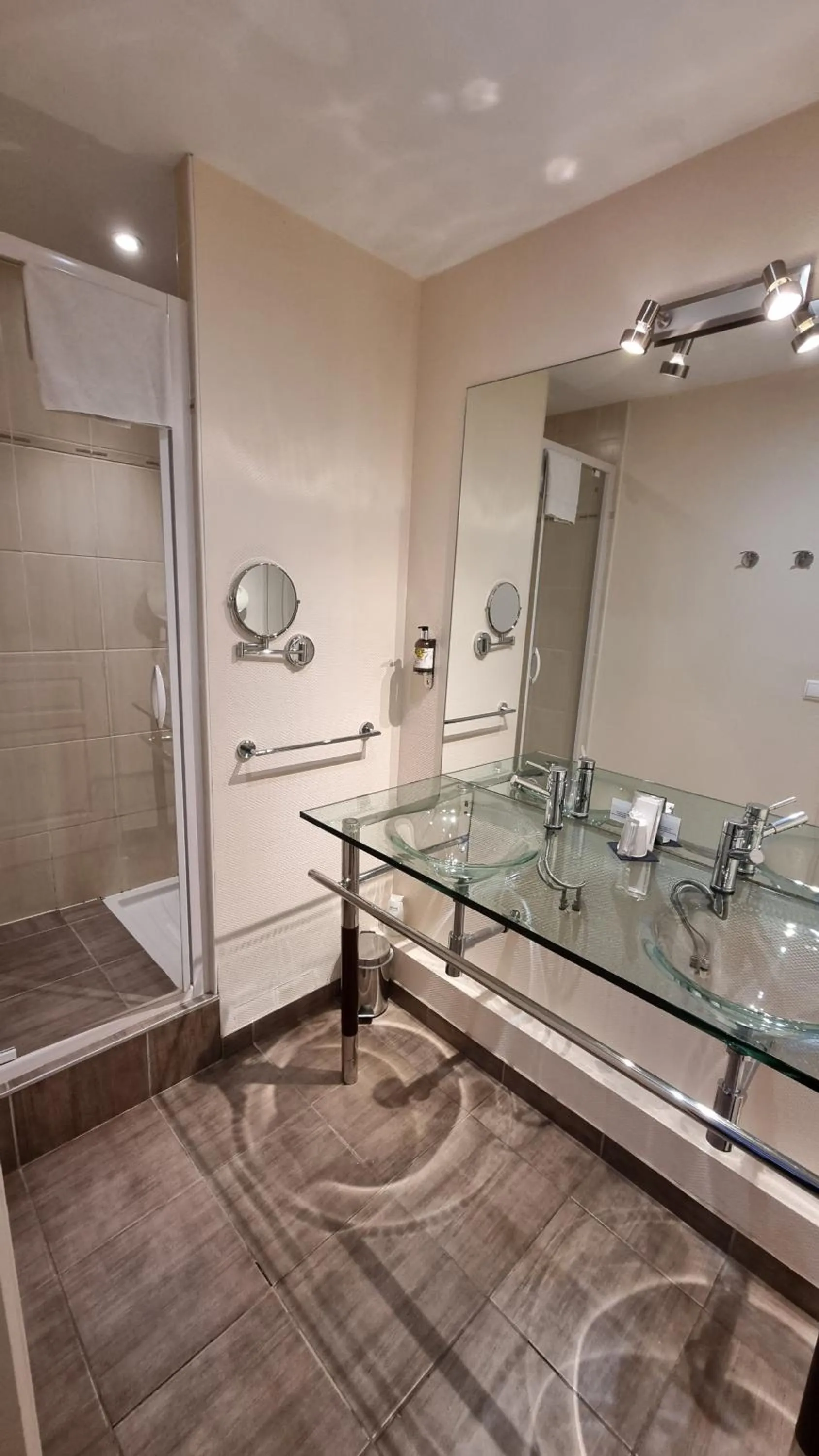 Bathroom in Logis L'Abreuvoir