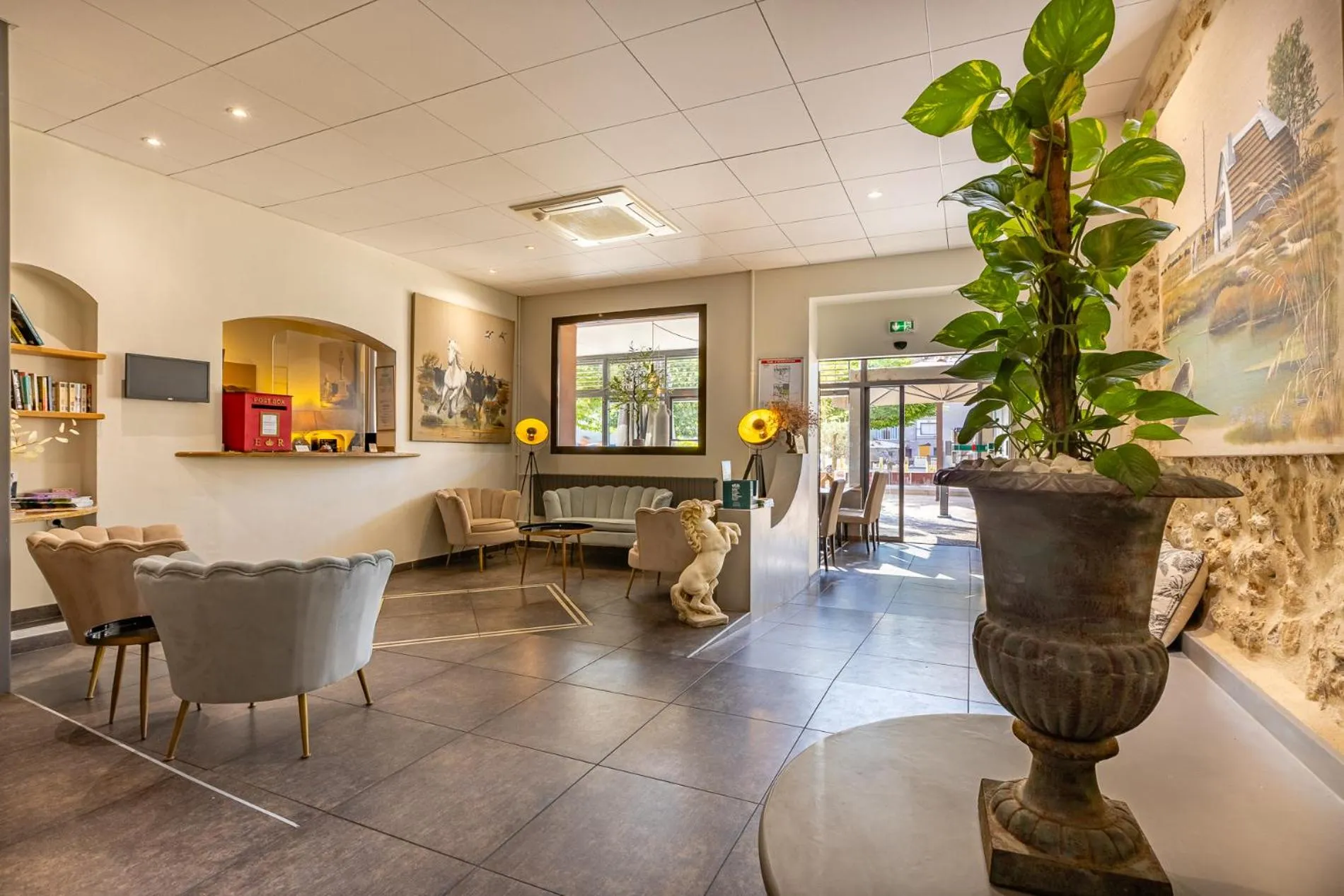 Lobby or reception in Logis Hôtel Restaurant Le Cours