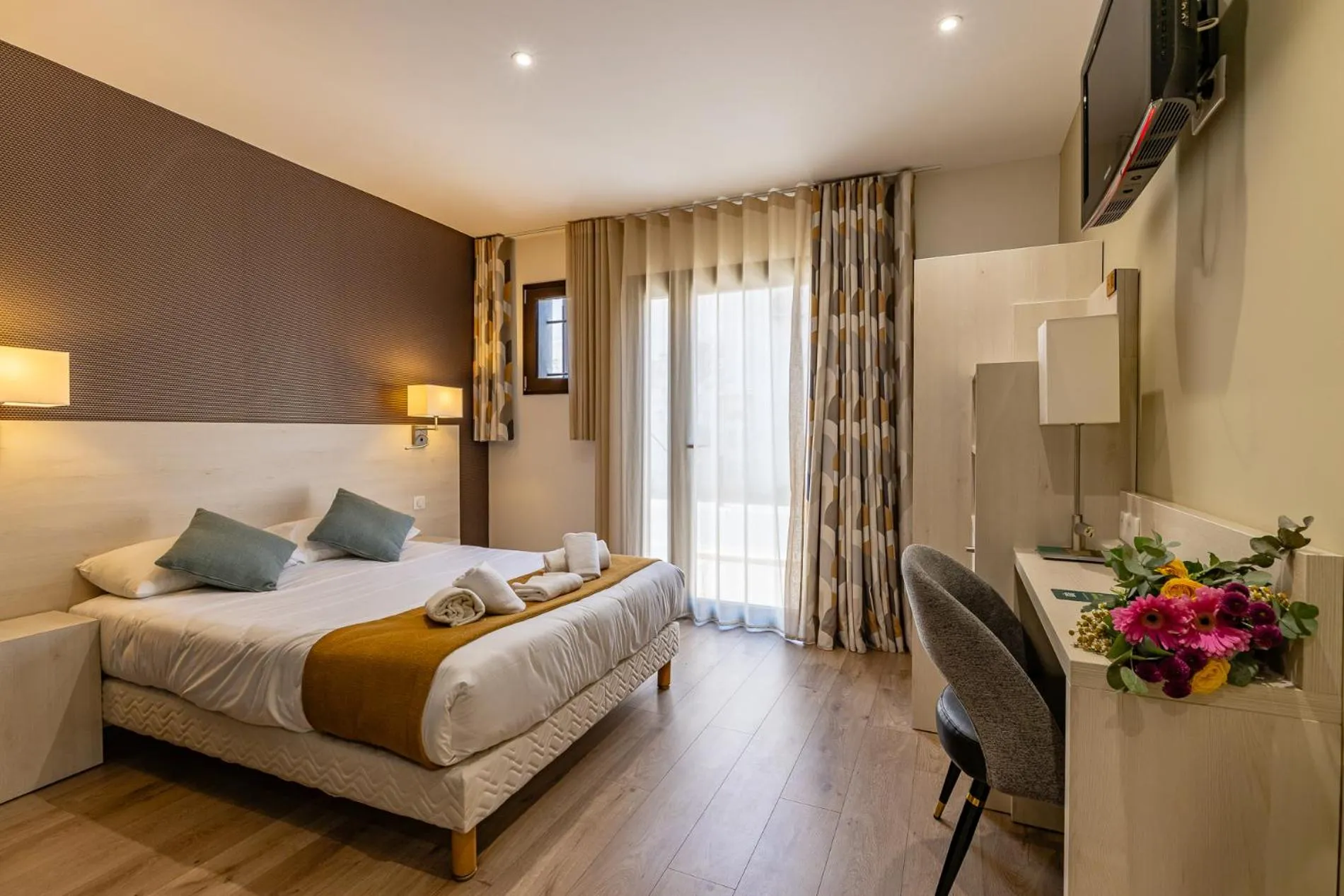 Bed in Logis Hôtel Restaurant Le Cours