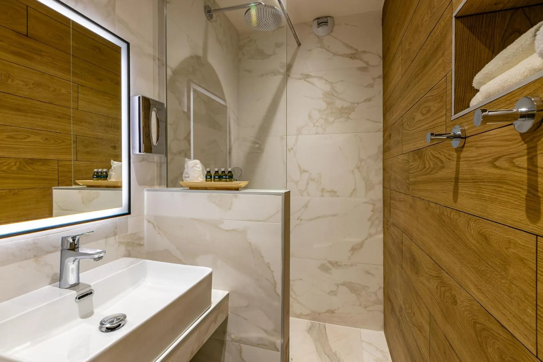 Bathroom in Logis Hôtel Restaurant Le Cours