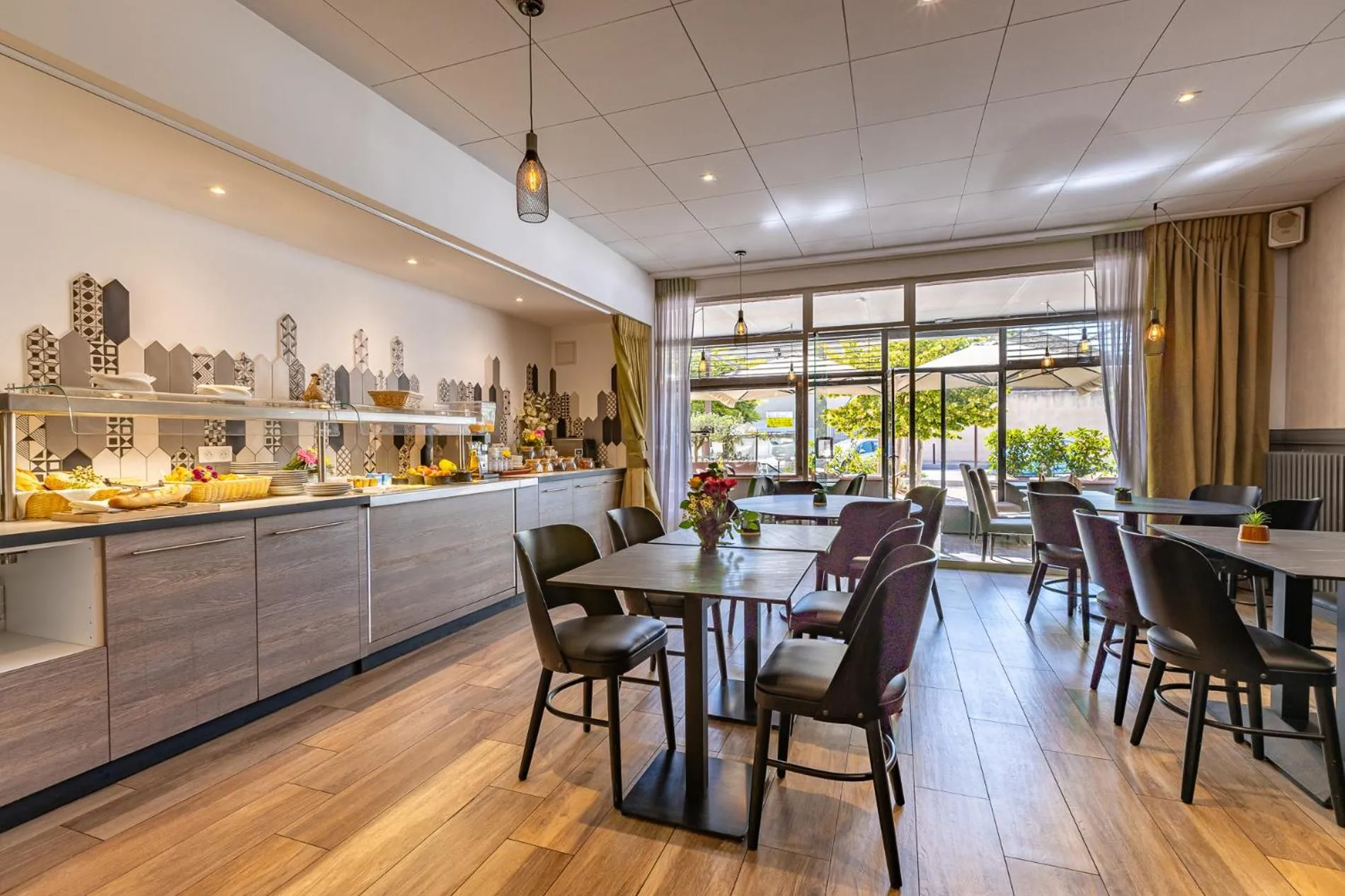 Breakfast in Logis Hôtel Restaurant Le Cours