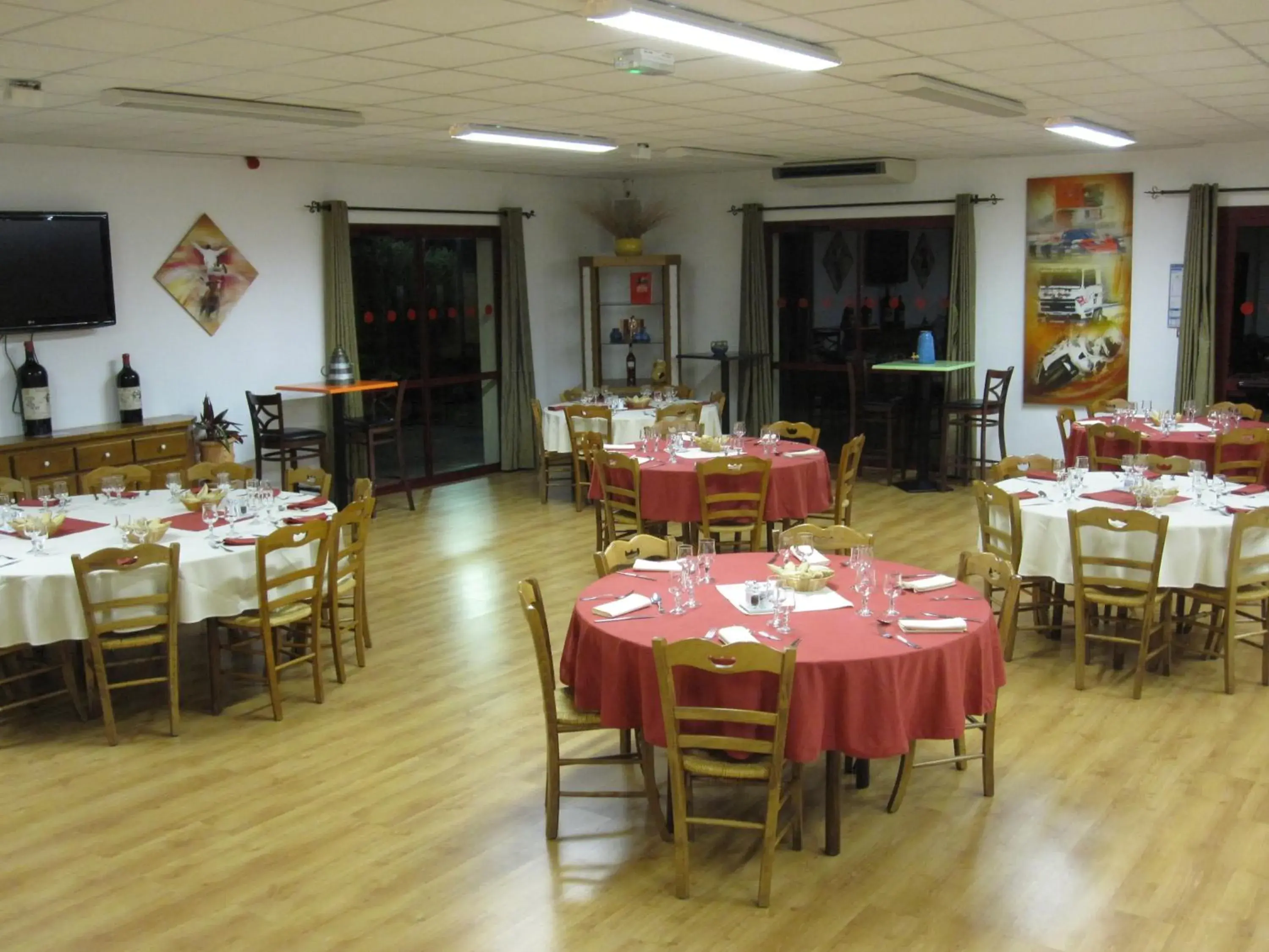 Restaurant/places to eat in Logis Hôtel Restaurant Solenca Restaurant/places to eat in Logis Hôtel Restaurant Solenca