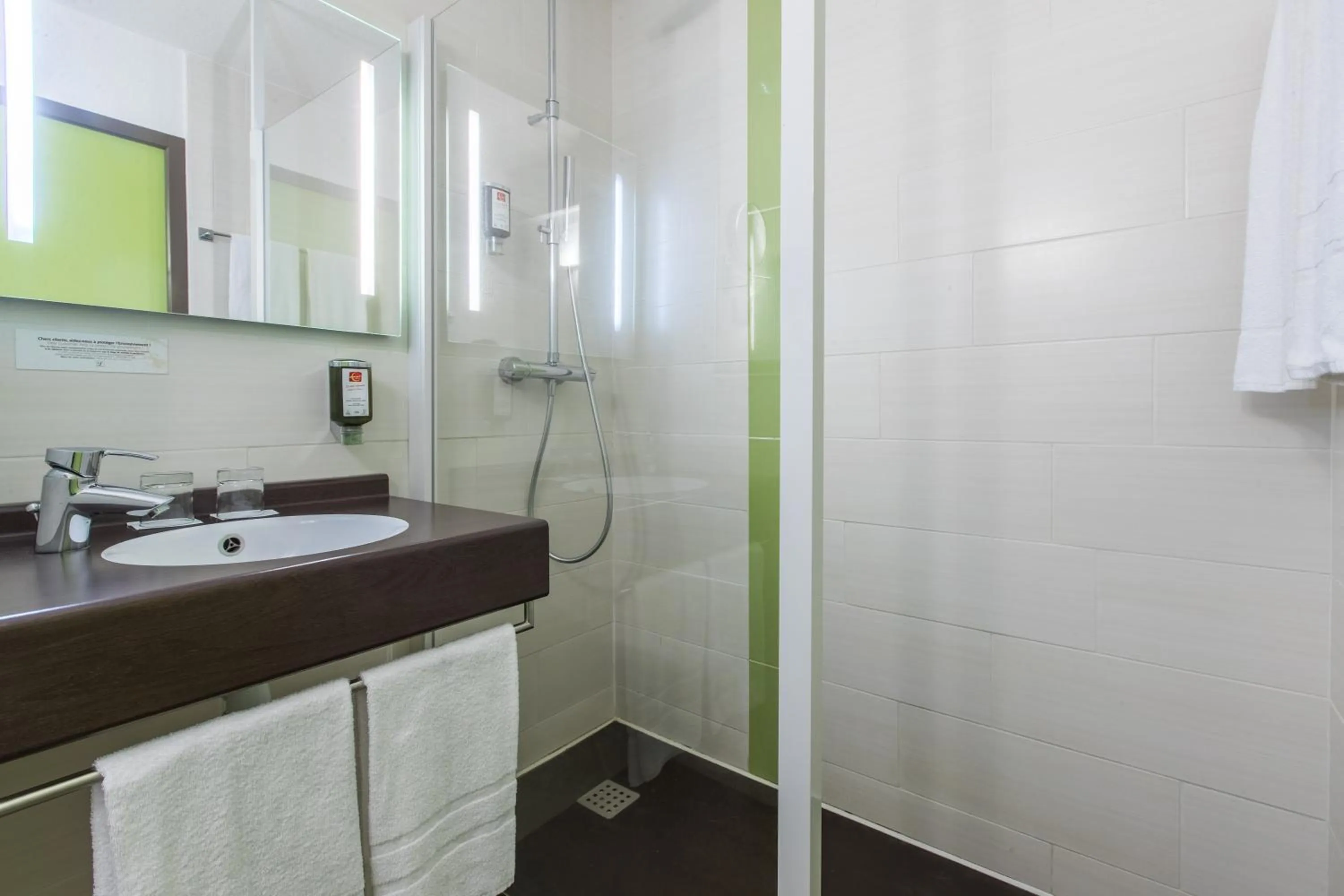 Shower in Logis Hôtel Restaurant Solenca