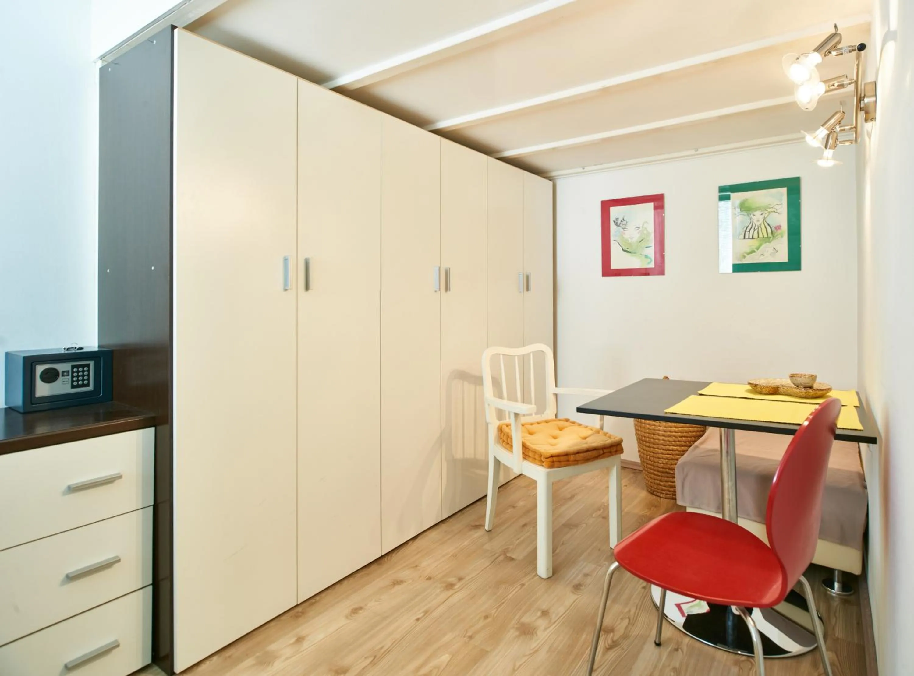 Dining area in Studio Apartment Green Wall