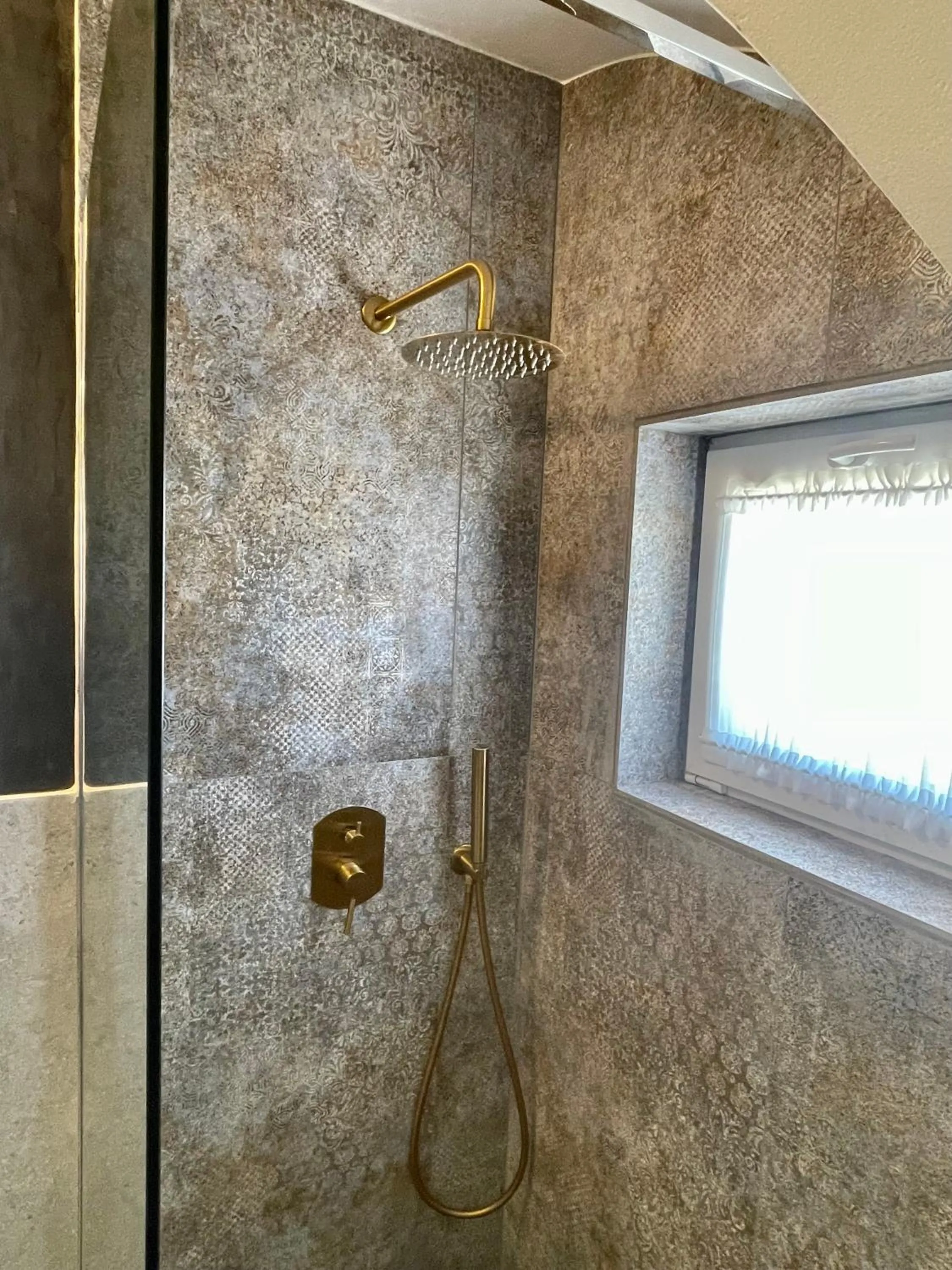 Shower in Calliope