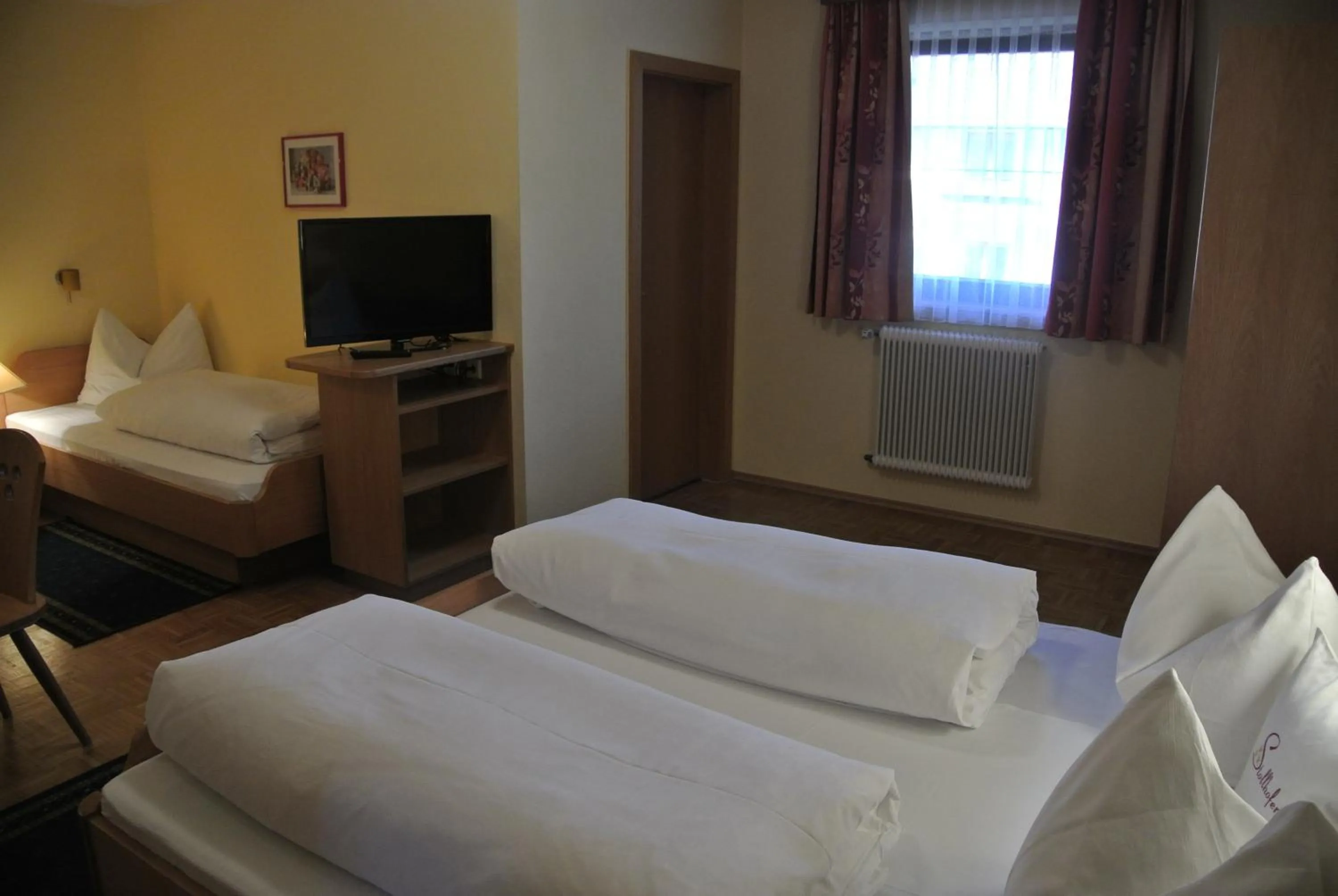 Photo of the whole room, Bed in Gasthof Zum Stollhofer
