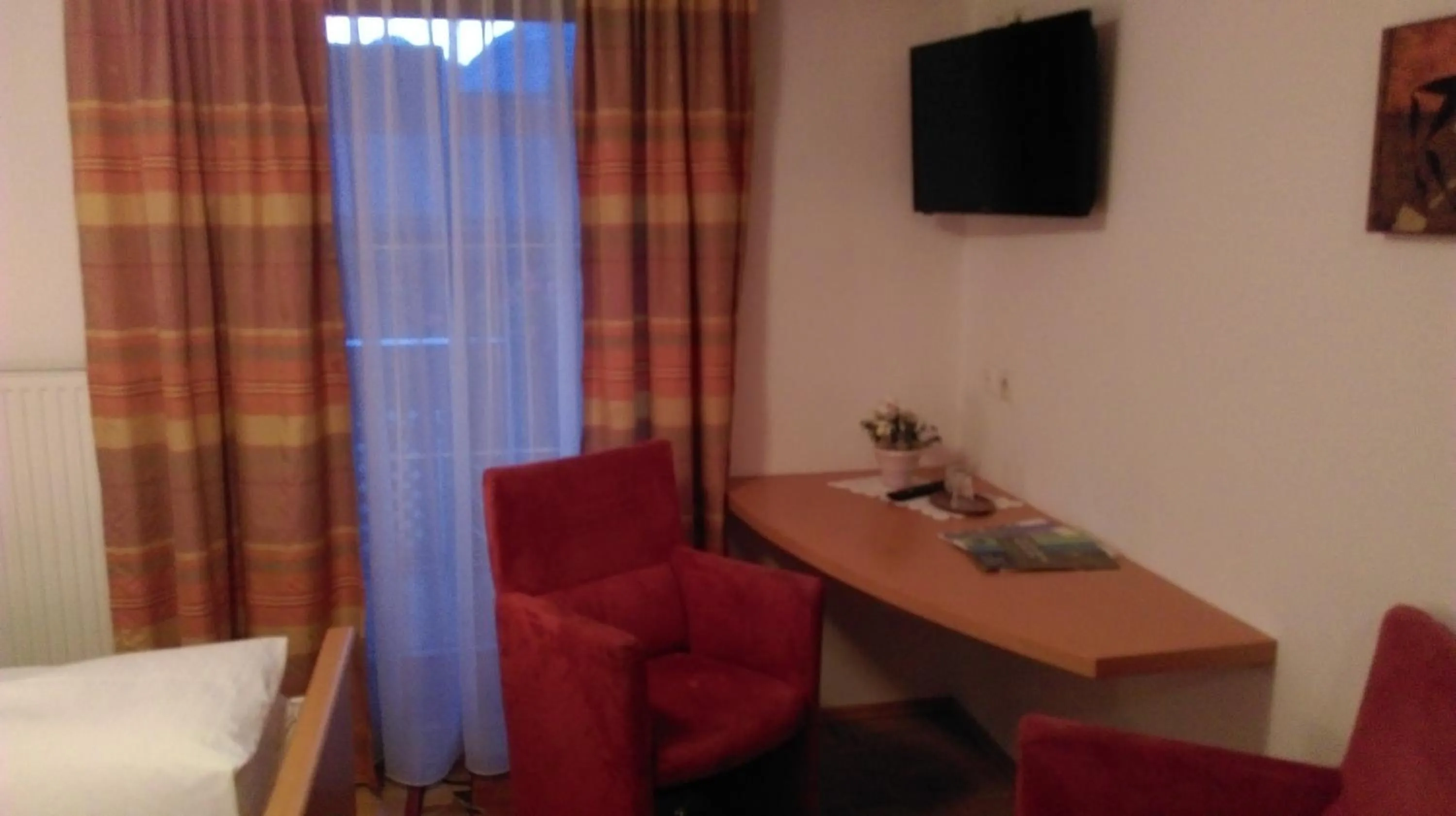 Photo of the whole room, Bed in Gasthof Zum Stollhofer