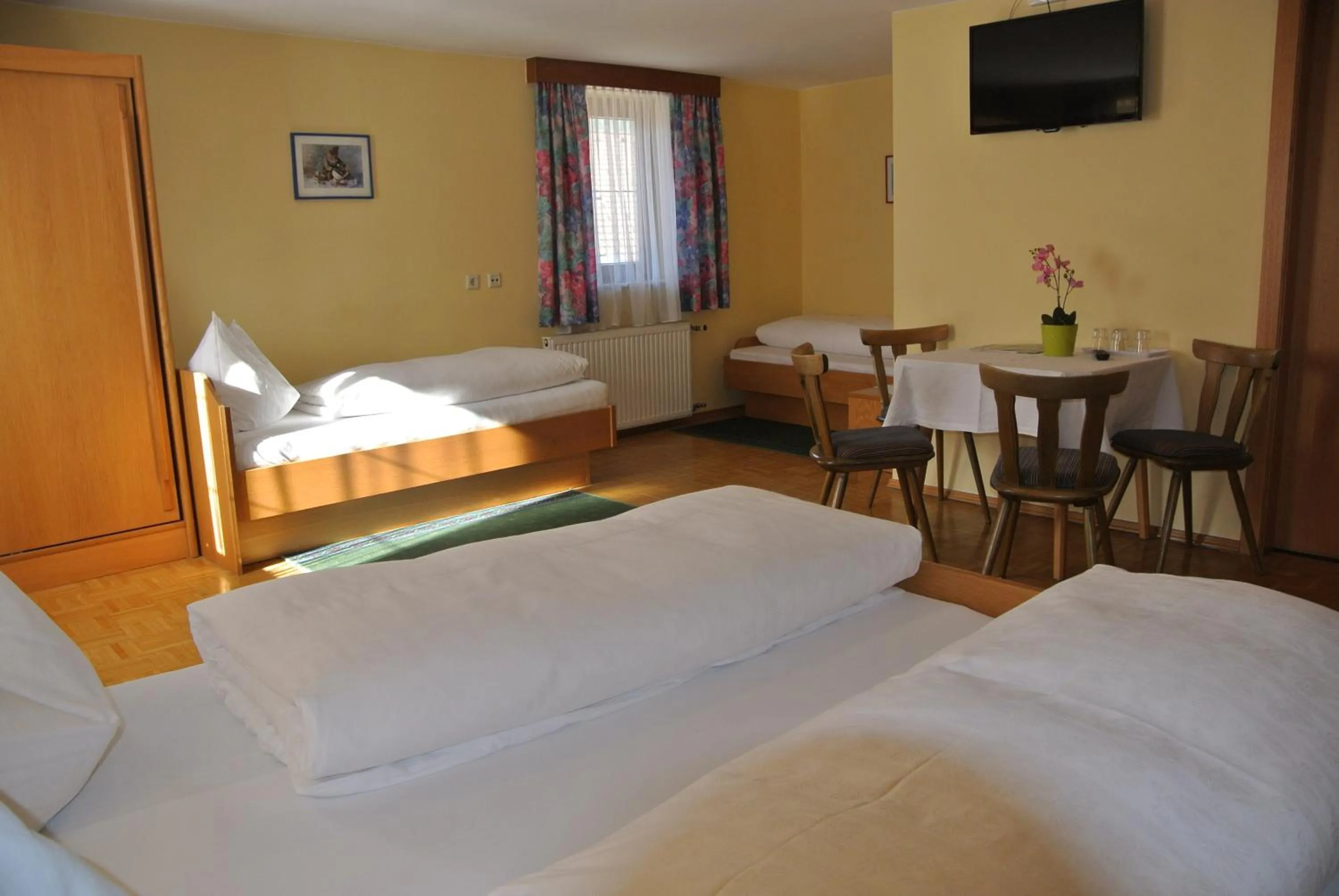 Photo of the whole room, Bed in Gasthof Zum Stollhofer