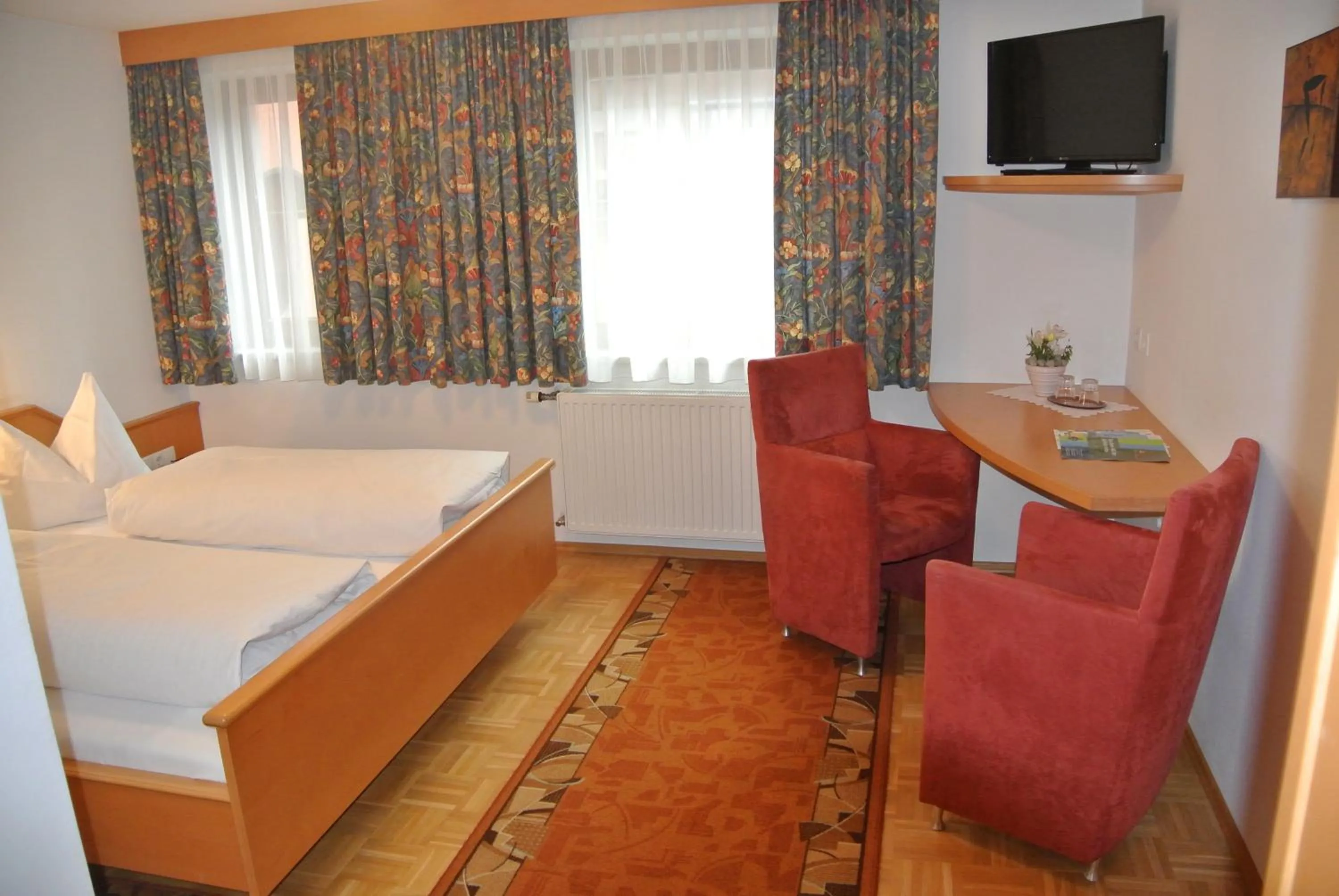 Photo of the whole room, Bed in Gasthof Zum Stollhofer