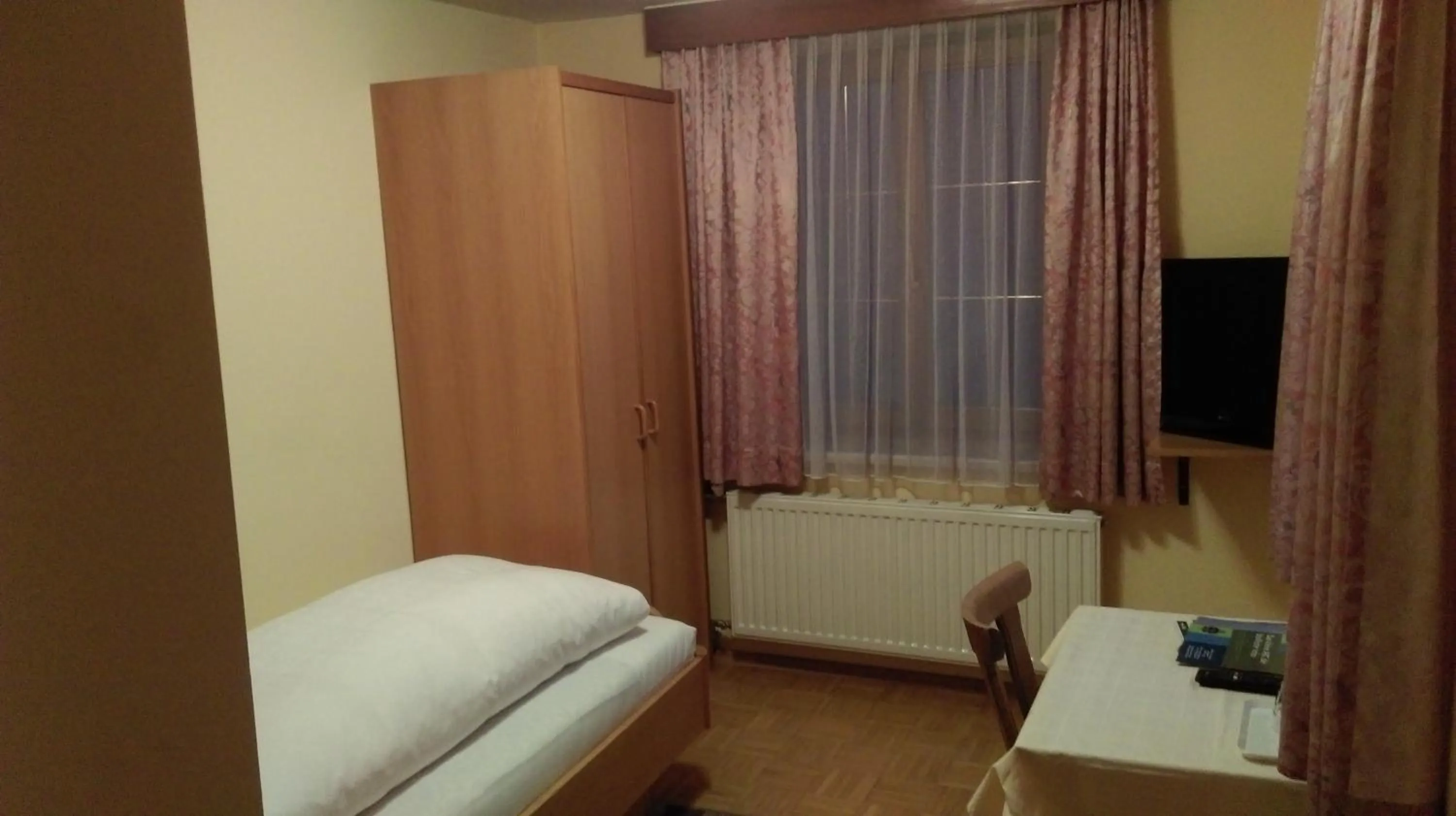 Photo of the whole room in Gasthof Zum Stollhofer