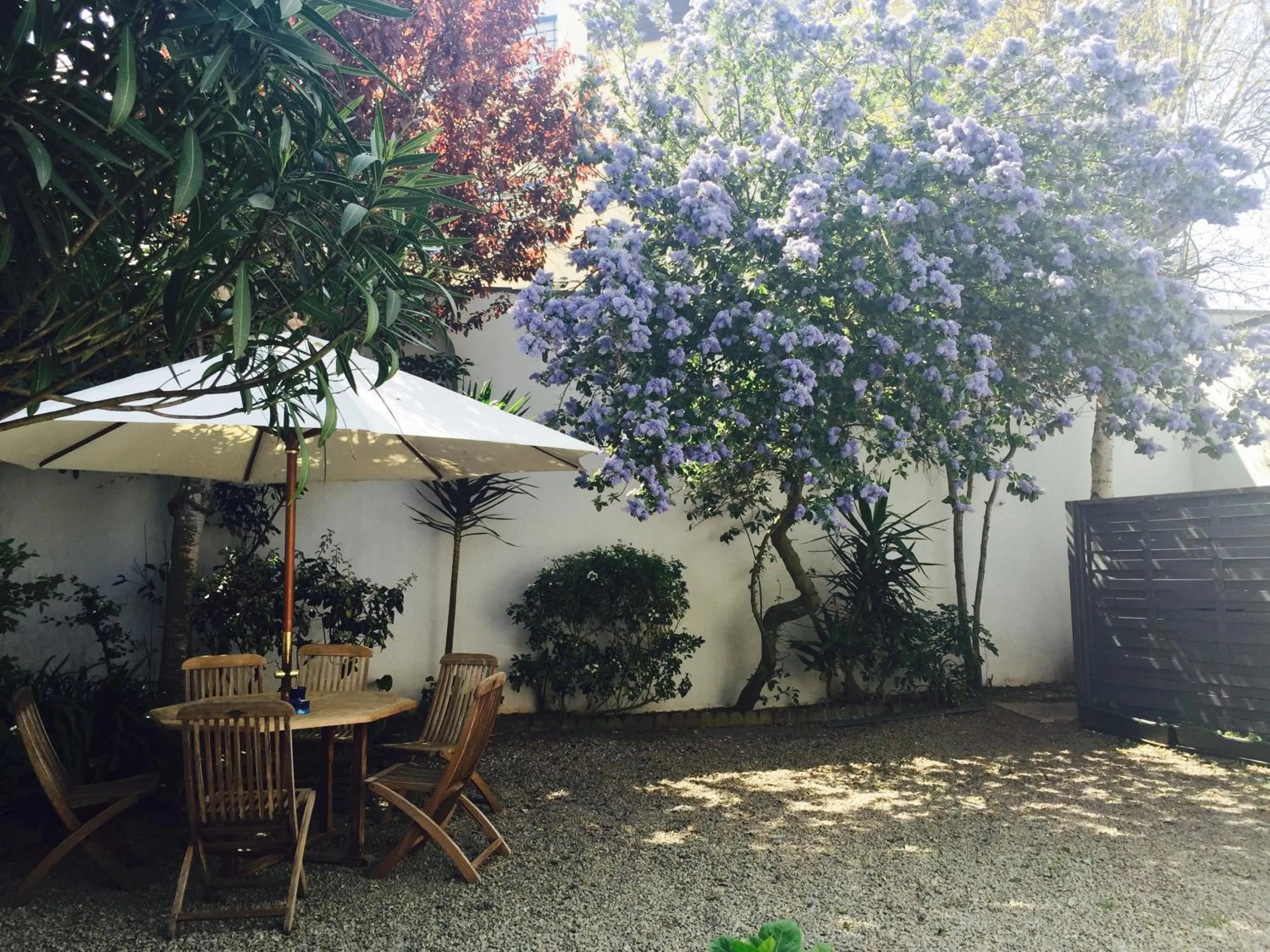 Patio in Hôtel des Druides