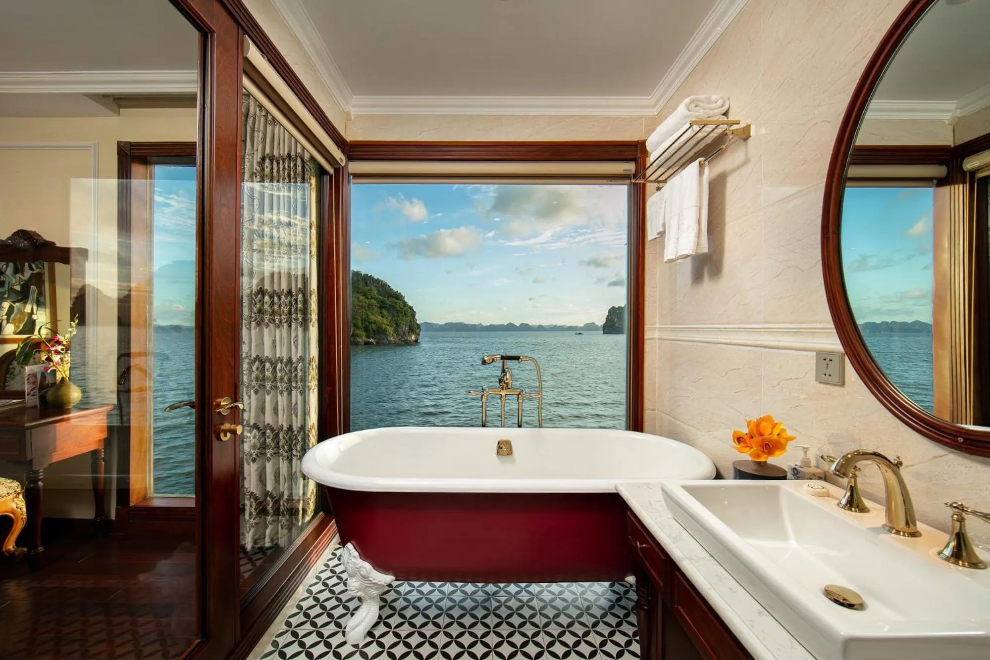 Bathroom in Emperor Cruises Legacy Ha Long