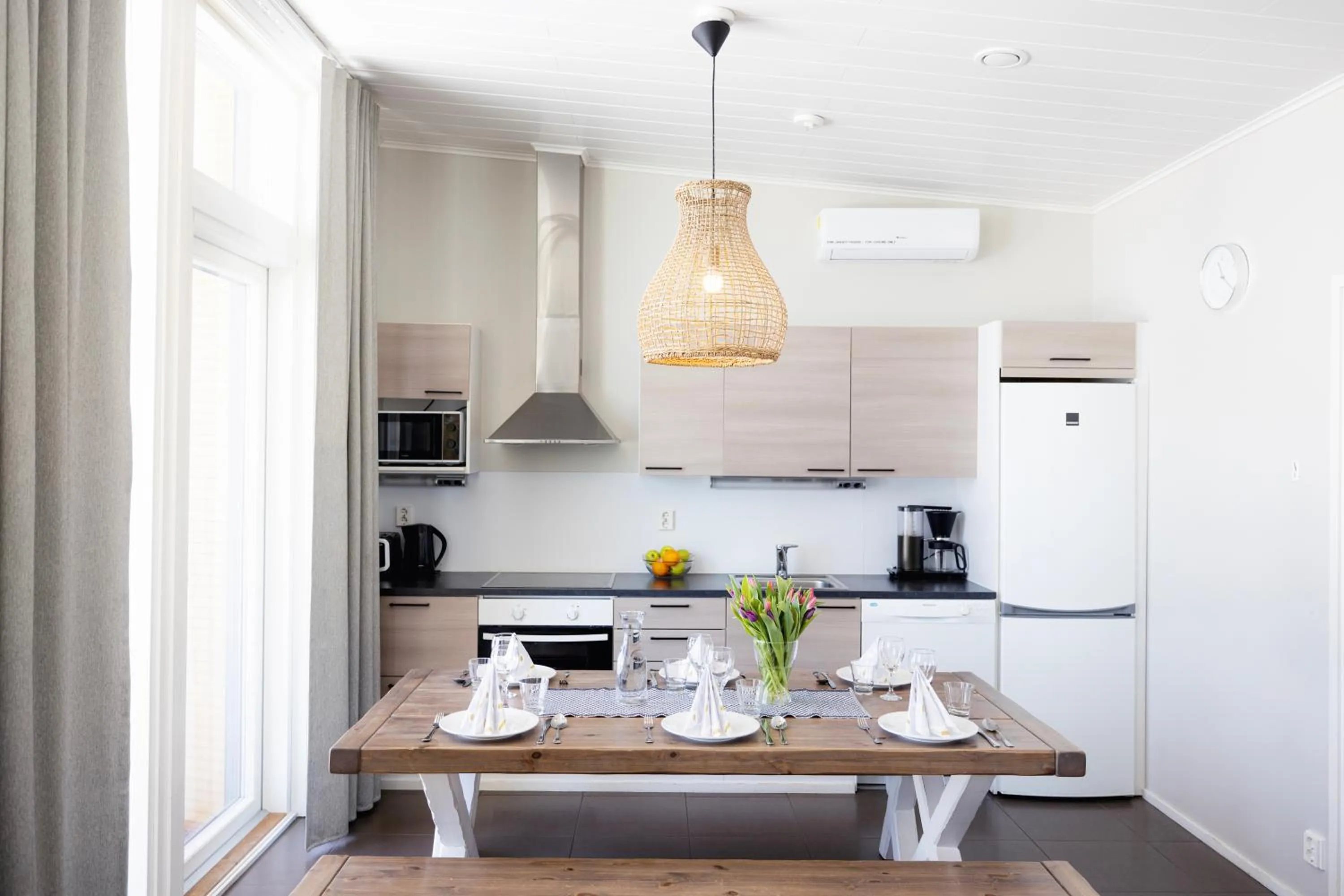 Kitchen or kitchenette in Nallikari Seaside Villas