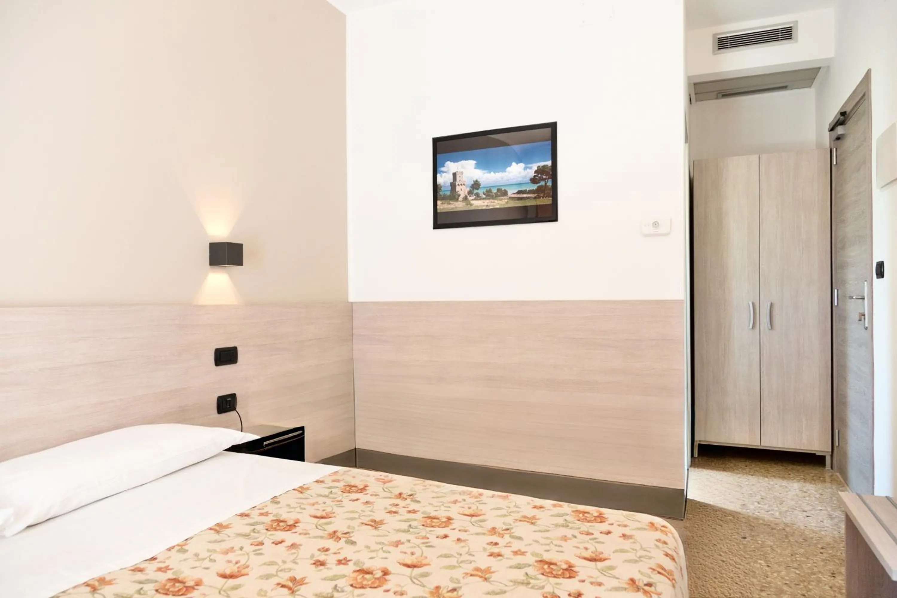 Bedroom, Bed in Hotel Saint Tropez - Pineto