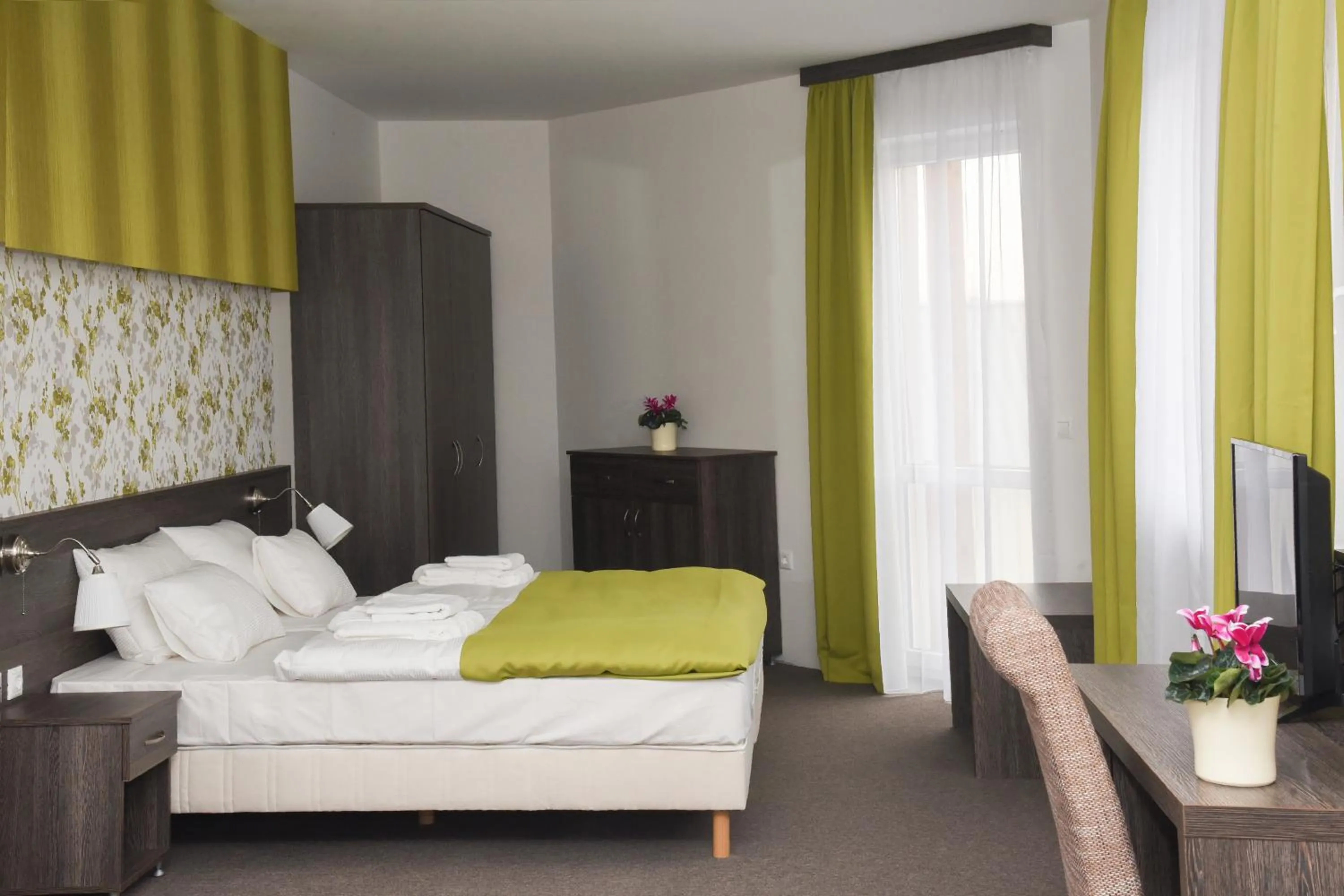 Photo of the whole room, Bed in Oázis Wellness Panzio